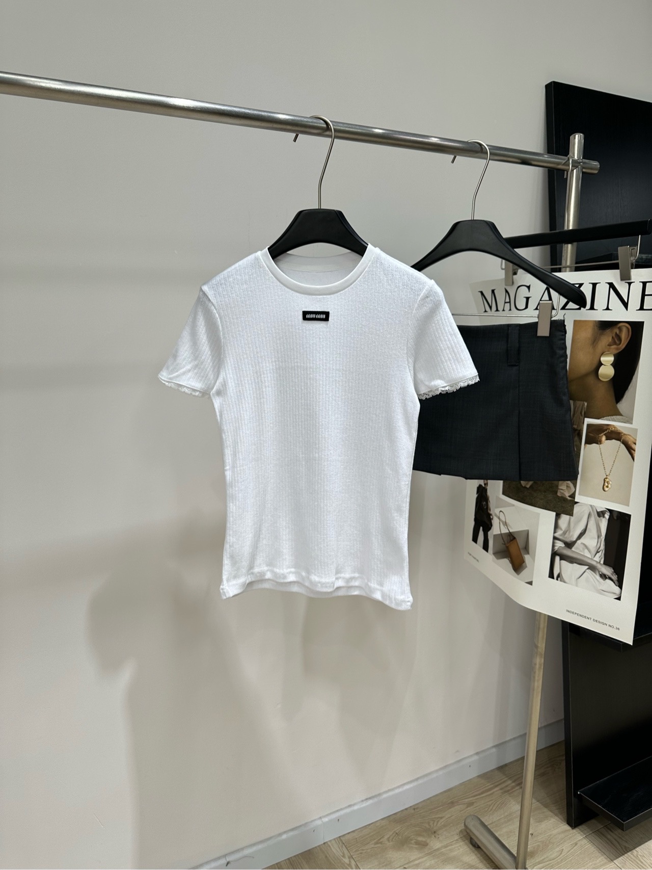 NO:875597,[M pure white logo lace regular round neck short-sleeved T] Fabric cotton Color white Miu* This white short-sleeved one is made of high-elastic knitted fabric and has a comfortable fit. The lace on the cuffs and hem is super delicate. The black brand logo on the chest is perfect for recognition!  Round neck and front shoulder design, simple and elegant. Can be easily worn for daily commuting or leisure. Pair with jeans or skirts to easily get Italian retro style. Girly and high-end feel. Flat size S shoulder width 37, bust 78 stretch, length 58, sleeve length 17 M shoulder width 38, chest 82 stretch, length 59, sleeve length 18 L shoulder width 39, bust 86 stretch, length 60, sleeve length 19  There will be an error of 2~3cm due to manual measurement, which is within the normal range,,miumiu,skirts,jeans,T-shirt,19860909【M纯白色徽标花边常规圆领短袖T】 面料棉 颜色白色 Miu*这款白色短袖,采用高弹针织面料 贴合舒适,袖口和下摆蕾丝花边超精致 胸前黑色品牌标识,辨识度满分！ 圆领正肩设计,简约又优雅 日常通勤或休闲都能轻松驾驭 搭配牛仔裤或半裙 轻松get意式复古风 少女感和高级感兼具 平铺尺码 S肩宽37,胸围78弹力,衣长58,袖长17 M肩宽38,胸围82弹力,衣长59,袖长18 L肩宽39,胸围86弹力,衣长60,袖长19 手工测量会有2~3cm误差属于正常范围,,miumiu,skirts,jeans,T-shirt,,Women's clothing