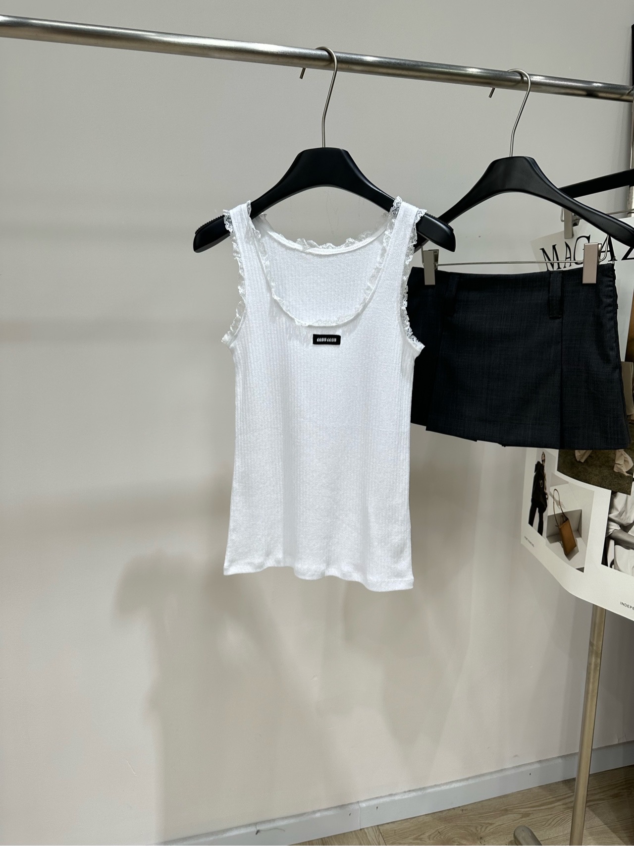 NO:875613,[M pure white lace hollow U-neck vest] Fabric cotton Color pure white Miu*2026 spring and summer new brown hollow vest Raindrop cotton fabric + pitted texture Soft and skin-friendly and slightly elastic, super comfortable to wear!  Hollow lace on the collar and cuffs, full of details, full of retro feel. The white tone makes it whiter and does not pick on the skin tone. It can also be easily controlled by yellow skin. The small label on the chest is low-key and recognizable. It can be worn alone or as an inner layer. It can be easily held for commuting and dating. Flat size S shoulder width 29, bust 64 stretch, length 61 M shoulder width 30, bust 68 stretch, length 62  L shoulder width 31, bust 72 stretch, length 63. There will be an error of 2 to 3cm due to manual measurement, which is within the normal range.,miumiu,19860909【M纯白色蕾丝花边镂空U领背心】 面料棉 颜色纯白色 Miu*2026春夏新款棕色镂花背心 雨点棉面料+坑条肌理 柔软亲肤又微弹,穿着超舒适！ 领口和袖口镂空花边,细节满分,复古感拉满 白色调显白不挑肤色 黄皮也能轻松驾驭 胸前小标低调有辨识度,单穿or内搭都很百搭 通勤约会都能轻松hold住 平铺尺码 S肩宽29,胸围64弹力,衣长61 M肩宽30,胸围68弹力,衣长62 L肩宽31,胸围72弹力,衣长63 手工测量会有2～3cm误差属于正常范围,,miumiu,,Women's clothing