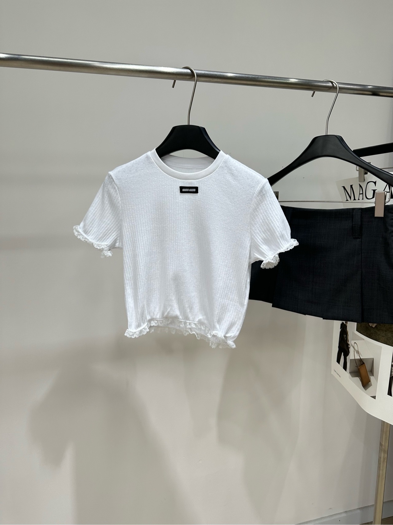 NO:875627,[M pure white lace short-sleeved T] Fabric cotton Color pure white Miu* pure white knitted short-sleeved, soft knitted fabric Super comfortable to wear in spring and summer!  Short design + fungus lace, full of girly feeling. Brand logo on the chest, highly recognizable. Pure white, white and versatile. Looks great with high-waisted skirt or jeans. Easy to control for commuting, vacation, and daily life ~ Flat size S Shoulder width 40, bust 86 stretch, length 43, sleeve length 19 M Shoulder width 41, bust 90 stretch, length 44, sleeve length 20  L shoulder width 42, bust 94 stretch, length 45, sleeve length 21. There will be an error of 2 to 3cm in manual measurement, which is within the normal range. Miumiu, skirts, jeans, T-shirt,19860909【M纯白色蕾丝花边短款短袖T】 面料棉 颜色纯白色 Miu*纯白色针织短袖,柔软针织面料 春夏穿超舒服！短款设计+木耳花边 少女感满满 胸前品牌标识,辨识度高 纯白色显白又百搭 配高腰裙or牛仔裤都好看 通勤、度假、日常都能轻松驾驭～ 平铺尺码 S肩宽40,胸围86弹力,衣长43,袖长19 M肩宽41,胸围90弹力,衣长44,袖长20 L肩宽42,胸围94弹力,衣长45,袖长21 手工测量会有2～3cm误差属于正常范围,,miumiu,skirts,jeans,T-shirt,,Women's clothing