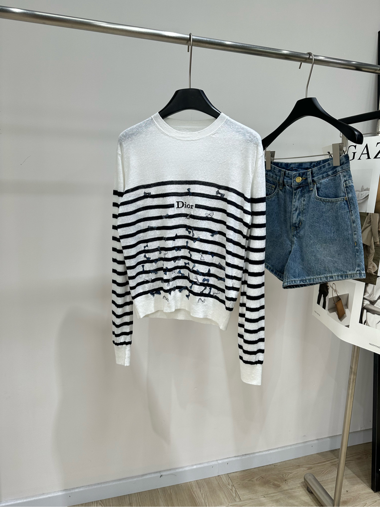 NO:875655,[D striped bow embroidered linen long-sleeved sweater] Fabric linen, mulberry silk cashmere, color contrasting stripes Dior 2026 early autumn series bow striped sweater, silk cashmere blend, light and breathable, skin-friendly and soft, super comfortable to wear in summer!  Black and white stripes + bow embroidery, perfect French elegance. Loose fit, easy to wear for commuting and leisure. Looks great with jeans or skirts. Machine washable, not easy to deform, softer with time. Comfortable and practical, it is a must-have and versatile item for summer wardrobe!  Flat size S shoulder width 43, bust 98 stretch, length 54, sleeve length 66 M shoulder width 44, bust 102 stretch, length 55, sleeve length 67 L shoulder width 45, bust 106 stretch, length 56, sleeve length 68 Manual measurement will have an error of 2~3cm, which is within the normal range, dior, skirts, jeans, real silk,19860909【D条纹蝴蝶结刺绣亚麻长袖针织衫】 面料亚麻桑蚕丝羊绒 颜色撞色条纹 Dior 2026早秋系列蝴蝶结条纹针织衫 真丝羊绒混纺,轻薄透气,亲肤柔软 夏天穿超舒服！ 黑白条纹+蝴蝶结刺绣,法式优雅满分 宽松版型,通勤休闲都能轻松驾驭 搭配牛仔裤或半裙都很出彩 机洗不易变形,越穿越软 舒适又实用,是夏季衣橱必备百搭单品！ 平铺尺码 S肩宽43,胸围98弹力,衣长54,袖长66 M肩宽44,胸围102弹力,衣长55,袖长67 L肩宽45,胸围106弹力,衣长56,袖长68 手工测量会有2~3cm误差属于正常范围,,dior,skirts,jeans,real silk,,Women's clothing