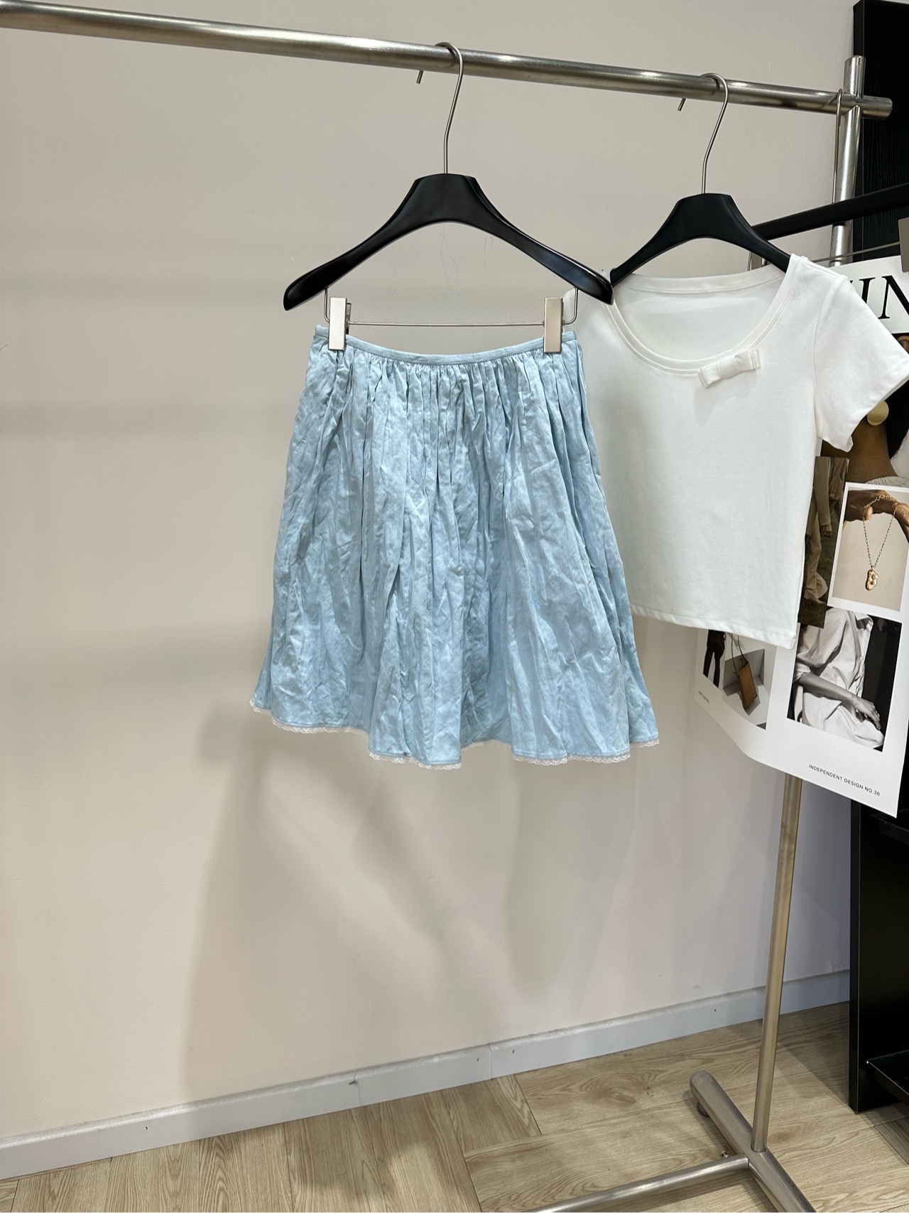 NO:875598,[Zhao Lusi baby blue pleated mid-length skirt] Fabric cotton + metal wire Color baby blue 26SS blue free-shaping pleated lace splicing low-waist umbrella skirt skirt Soft cloud wrinkled little blue skirt SoloFor style Two blue free-shaping pleated lace umbrella skirt is too girly. Made of light washed wrinkled woven fabric, full-width artificial wrinkle shaping process to lock the natural texture. Comes with three-dimensional fluffy loose skirt outline  The low-waisted piece fits the hip line, and the high-waisted abdominal area leaves room for slack without leaving traces of tightness. The skirt is made of multiple three-dimensional tailoring to create an umbrella-shaped silhouette. The skirt has a soft drape and swing feeling when walking. The hem is surrounded by a circle of ultra-fine water-soluble lace. Fine lace adds soft and cute details. The lining is designed with a skin-friendly thin lining to avoid embarrassment of light transmission. The refreshing mist blue tone is gentle and full. The pleated texture has a lazy and casual atmosphere.  The fabric has been softened and washed, making it soft on the hand but not stiff. It can be worn casually, showing a smart and sweet temperament. The skirt has a stable shaping effect and is not easy to collapse after multiple washings. It has a soft girl atmosphere for daily wear. Flat size S waist 66, skirt length 50 M waist 70, skirt length 51 L waist 74, skirt length 52 There will be an error of 2~3cm in manual measurement, which is normal range,,skirts,19860909【赵露思baby蓝褶皱中长半裙】 面料棉+金属丝 颜色baby蓝 26SS蓝色自由塑形褶皱蕾丝拼接低腰伞裙半裙 软绵云朵皱皱小蓝裙 SoloFor风Two蓝调自由塑形褶皱蕾丝伞裙 也太戳少女心啦 选用轻薄水洗皱感梭织面料 全幅人工抓皱定型工艺锁住自然肌理 自带立体蓬松的散裙轮廓 低腰裁片贴合胯部线条,高腰腹位预留松弛余量 不会勒出紧绷痕迹 裙摆采用多片立体裁缝打造伞型廓形 走动时裙身自带柔和垂坠摆动感 下摆一圈超细水溶蕾丝包边 细密花边增加软萌细节 内里做亲肤薄衬设计,避免透光尴尬 清爽雾蓝调温柔感拉满 褶皱肌理自带慵懒随性的氛围 面料经过柔化水洗处理,上手软乎乎不发硬 随便上身都能透出灵动甜美的气质 裙身塑形效果稳定,多次洗涤也不易垮塌 日常穿满满的软妹氛围感 平铺尺码 S腰围66,裙长50 M腰围70,裙长51 L腰围74,裙长52 手工测量会有2~3cm误差属于正常范围,,skirts,,Women's clothing