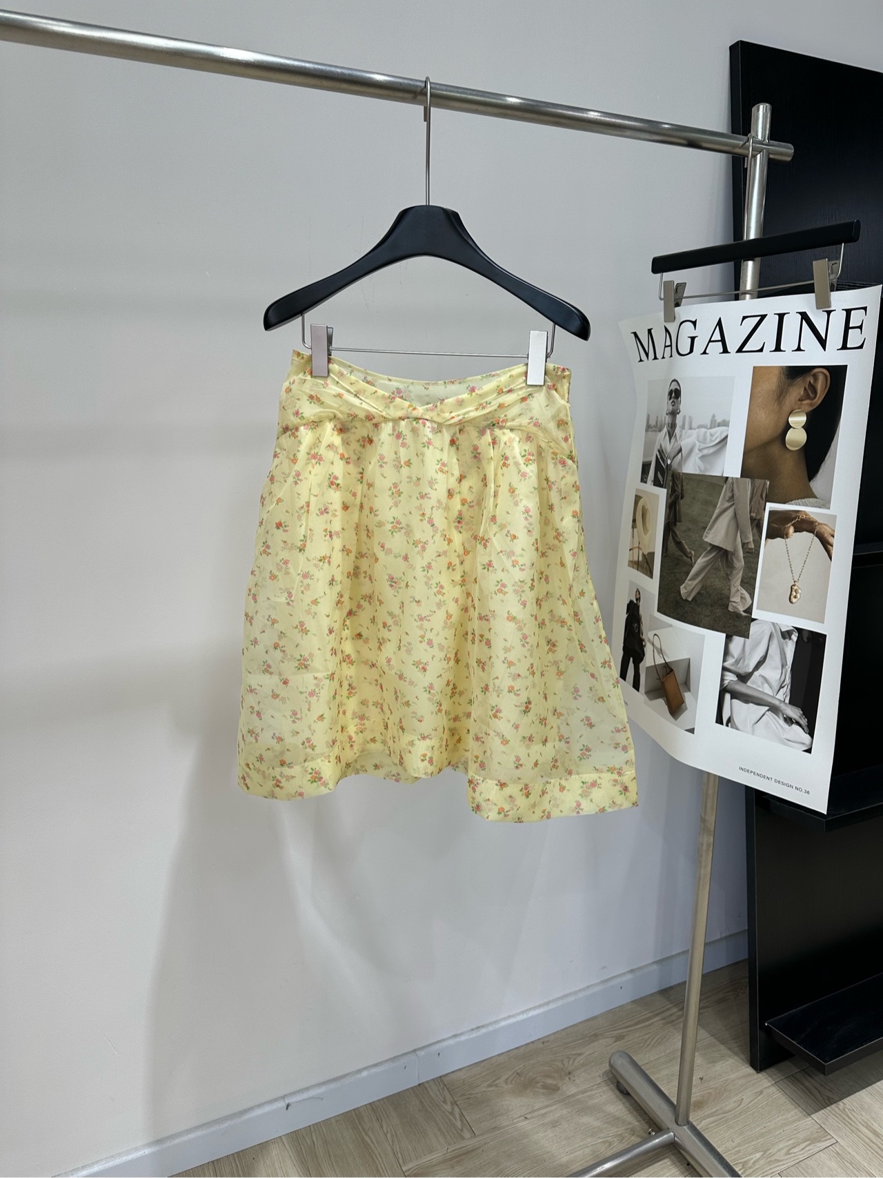 NO:875636,[mar yellow small floral mesh mid-length skirt] Fabric polyester fiber color yellow MARCHEN 2026 spring and summer flower basket skirt, light yellow background with small pink floral flowers, full of pastoral girlish feeling!  A-line mid-length style, high-waisted design to show off your figure. The fabric is light and elegant, very comfortable to wear in spring and summer. It looks very fresh when paired with a solid-color top. It looks great when taking photos on the street or on vacation. Easily create a sweet atmosphere~ Flat size S waist 74, skirt length 56 M waist 78, skirt length 57 L waist 82, skirt length 58. There will be an error of 2~3cm in manual measurement, which is normal range,,skirts,19860909【mar黄色小碎花网纱中长半裙】 面料聚酯纤维 颜色黄色 MARCHEN 2026春夏花篮半裙 淡黄底色配粉红小碎花,田园少女感满满！ A字中长款,高腰设计超显身材 面料轻盈飘逸,春夏穿超舒服 搭配纯色上衣就很清新 日常出街或度假拍照都很出片 轻松打造甜美氛围感～ 平铺尺码 S腰围74,裙长56 M腰围78,裙长57 L腰围82,裙长58 手工测量会有2~3cm误差属于正常范围,,skirts,,Women's clothing