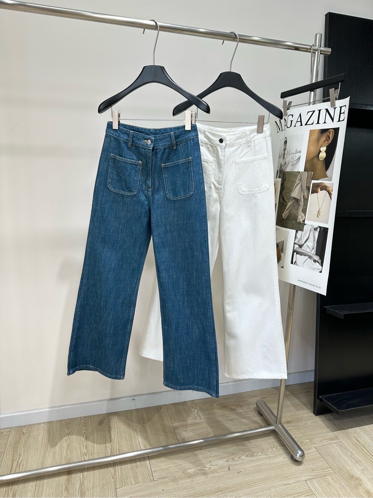 NO:875650,[LP two-color simple double-pocket denim trousers] Fabric milk cotton Color white, blue High-waisted bootcut jeans Dark blue washed denim fabric, full of retro feel!  The high-waisted design lengthens the proportions of the legs. The slightly flared trousers naturally spread out from the knees. It modifies the legs and makes them look slimmer. The fabric is stretchy and comfortable to wear and not tight. It can be easily used for daily commuting and leisure. Pair it with a short top or shirt to easily get a retro fashionable style. It is an artifact for girls with pear-shaped bodies and small stature to look taller and slimmer!  Flat size S waist 66, hip 88, trouser length 101 M waist 70, hip 92, trouser length 102 L waist 74, hip 96, trouser length 103 There will be an error of 2 to 3cm in manual measurement, which is within the normal range, loro piana, jeans, shirts,19860909【LP两色简约双口袋牛仔长裤】 面料牛奶棉 颜色白色、蓝色 高腰微喇牛仔裤 深蓝水洗丹宁面料,复古感满满！ 高腰设计拉长腿部比例 微喇裤型从膝盖处自然散开 修饰腿型超显瘦 面料有弹力,穿着舒适不紧绷 日常通勤、休闲都能轻松驾驭 搭配短上衣或衬衫 轻松get复古时髦风 是梨形身材和小个子女生的显高显瘦神器！ 平铺尺码 S腰围66,臀围88,裤长101 M腰围70,臀围92,裤长102 L腰围74,臀围96,裤长103 手工测量会有2～3cm误差属于正常范围,,loro piana,jeans,shirts,,Women's clothing