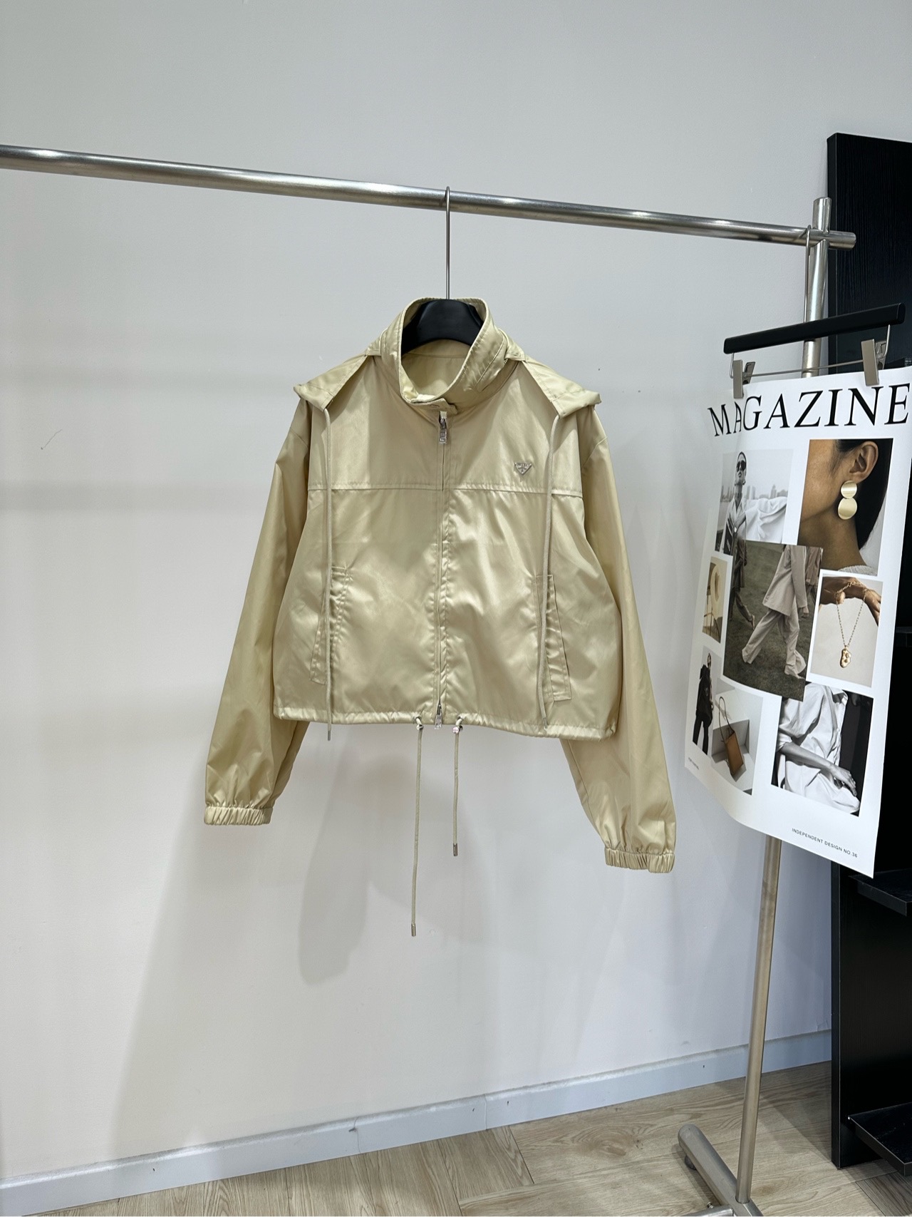 NO:876759,[P apricot triangle logo nylon hooded windbreaker jacket] Fabric nylon Color apricot Prad*26SS apricot short jacket Nylon material is light and windproof, perfect for spring and autumn!  The stand-up collar + drawstring waist design modifies the body shape and is neat. The light khaki color is low-key and versatile, and can be easily used for commuting and leisure. The double zippers + chest logo are full of details and are very fashionable!  Pair it with a short skirt or jeans of the same color and easily get Yang Mi's same relaxed and high-end style. Flat size S shoulder width 49, bust 112, length 51, sleeve length 59 M shoulder width 50, bust 116, length 52, sleeve length 60 L shoulder width 51, bust 120, length 53, sleeve length 61 Manual measurement will have an error of 2~3cm, which is normal, prada, skirts, jeans, jackets &  coats, hats,19860909【P杏色三角标尼龙连帽风衣夹克】 面料锦纶 颜色杏色 Prad*26SS杏色短款夹克 尼龙材质轻盈防风,春秋穿超合适！ 立领+抽绳收腰设计,修饰身形又利落 浅卡其色低调百搭,通勤休闲都能轻松驾驭 双拉链+胸前Logo 细节满分,时尚感爆棚！ 搭配同色短裙或牛仔裤 轻松get杨幂同款松弛高级风 平铺尺码 S肩宽49,胸围112,衣长51,袖长59 M肩宽50,胸围116,衣长52,袖长60 L肩宽51,胸围120,衣长53,袖长61 手工测量会有2~3cm误差属于正常范围,,prada,skirts,jeans,jackets & coats,hats,,Women's clothing