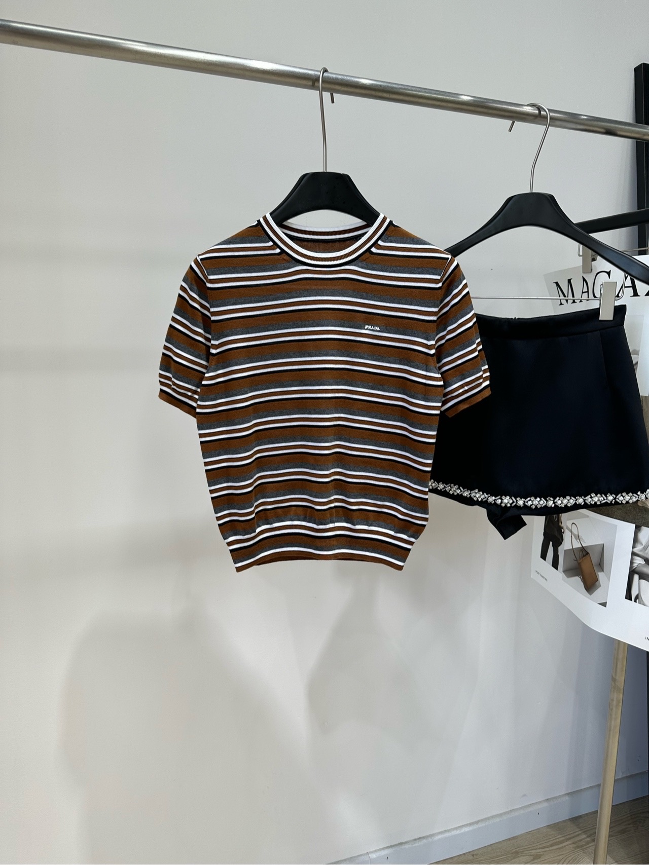 NO:877591,[P gray coffee and white striped round neck knitted short-sleeved top] Fabric cotton + mulberry silk blend Color Gray coffee white striped PRAD* This striped knitted short-sleeved T-shirt is made of silk and cotton blend, soft, skin-friendly and breathable, super comfortable to wear in summer!  Brown and white stripes + contrasting round neck, full of retro feel, and the brand embroidery on the chest is very recognizable. It has a loose fit, which can be easily worn by both men and women. It looks great with jeans or skirts. It is suitable for commuting and casual wear. It is a must-have and versatile item for summer wardrobe!  Flat size S shoulder width 36, bust 84 stretch, length 50, sleeve length 22 M shoulder width 37, chest 88 stretch, length 51, sleeve length 23 L shoulder width 38, bust 92 stretch, length 52, sleeve length 24 Manual measurement will have an error of 2 to 3cm, which is within the normal range, prada, skirts, jeans, T-shirt, tees, t-shirt,19860909【P灰咖白条纹圆领针织短袖上衣】 面料棉+桑蚕丝混纺 颜色灰咖白条纹 PRAD*这款条纹针织短袖T恤 采用丝棉混纺,柔软亲肤又透气 夏天穿超舒服！棕白条纹+撞色圆领 复古感满满,胸前品牌刺绣超有辨识度 宽松版型,男女都能轻松驾驭 搭牛仔裤或半裙都很出彩 通勤休闲都OK,是夏日衣橱必备百搭单品！ 平铺尺码 S肩宽36,胸围84弹力,衣长50,袖长22 M肩宽37,胸围88弹力,衣长51,袖长23 L肩宽38,胸围92弹力,衣长52,袖长24 手工测量会有2～3cm误差属于正常范围,,prada,skirts,jeans,T-shirt,tees，t-shirt,,Women's clothing