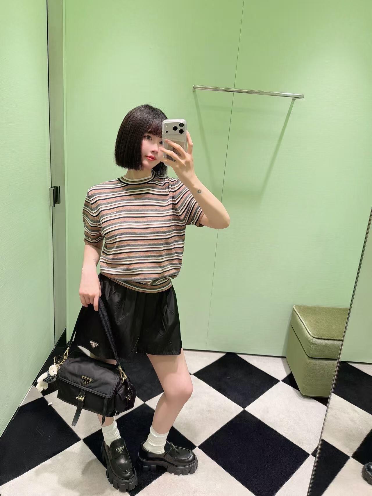 NO:877596,Super comfortable to wear in summer!  Brown and white stripes + contrasting round collar are full of retro feel, and the brand embroidery on the chest is very recognizable.19860909夏天穿超舒服！棕白条纹+撞色圆领 复古感满满,胸前品牌刺绣超有辨识度,,,Women's clothing