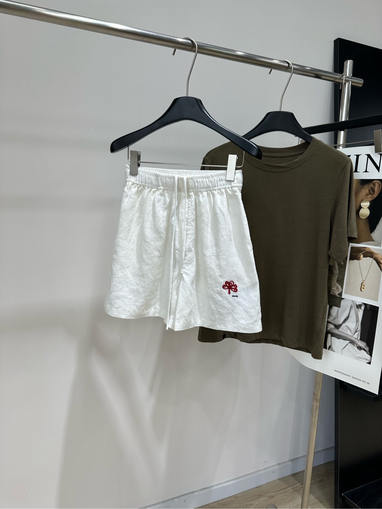 NO:877557,[P white linen casual shorts with small red flower embroidery] Fabric linen Color white Prad*'s white linen shorts are made of linen fabric, light and breathable, perfect for summer!  The red flower embroidery on the trousers legs is very recognizable, and the details are perfect. The loose fit + elastic waist are comfortable to wear and show off the shape of the legs. It can be easily used for daily commuting and vacation~ The linen has natural folds, giving it a casual and lazy atmosphere. It is a must-have and versatile item for the spring and summer wardrobe!  Flat size S waist 62 elastic, hip 112, trouser length 41 M waist 66 elastic, hip 116, trouser length 42 L waist 70 elastic, hip 120, trouser length 43 There will be an error of 2 to 3cm in manual measurement, which is within the normal range, prada, shorts,19860909【P白色小红花刺绣亚麻休闲短裤】 面料亚麻 颜色白色 Prad*这款白色亚麻短裤 采用亚麻面料 轻薄透气超适合夏天！ 裤脚红色小花刺绣超有辨识度,细节满分 宽松版型+松紧腰,穿着舒适又显腿型 日常通勤、度假都能轻松驾驭～ 亚麻自带自然褶皱,随性慵懒氛围感拉满 是春夏衣橱必备百搭单品！ 平铺尺码 S腰围62弹力,臀围112,裤长41 M腰围66弹力,臀围116,裤长42 L腰围70弹力,臀围120,裤长43 手工测量会有2～3cm误差属于正常范围,,prada,shorts,,Women's clothing