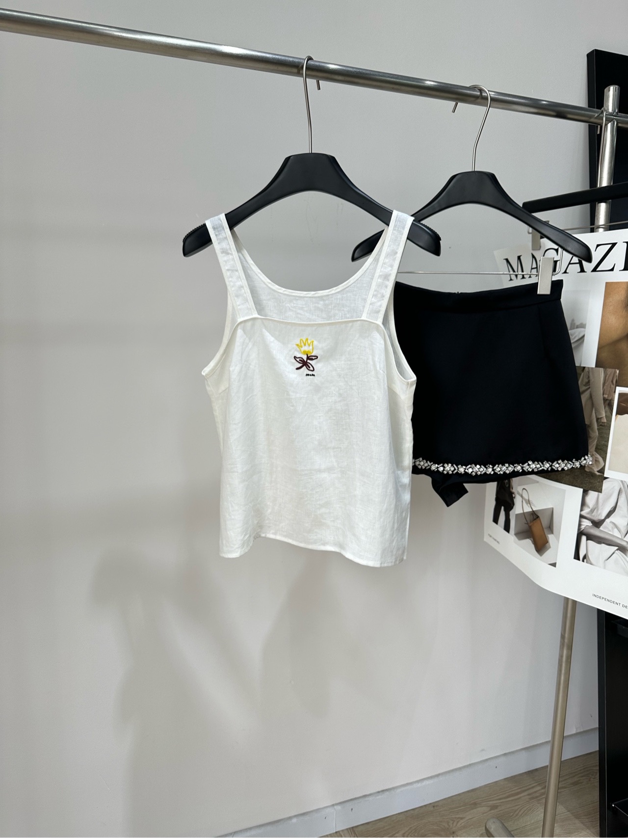 NO:877569,[P white small yellow flower embroidered linen camisole] Fabric linen Color white Prad* White Sun series linen camisole Made of high-quality linen, light and breathable, super comfortable to wear in summer!  Creamy white + small flower embroidery, fresh and delicate, sleeveless and loose fit. It can be worn alone or layered with it. It can be easily matched with skirts and shorts. It can be worn for daily outings and vacations to create a relaxed feeling~ The linen material is moisture-absorbent and breathable. It is not stuffy in hot weather. It is a must-have and versatile item for summer wardrobe!  Flat size S bust 90, length 54 M bust 94, length 55 L bust 98, length 56 There will be an error of 2 to 3cm due to manual measurement, which is within the normal range, prada, skirts, shorts,19860909【P白色小黄花刺绣亚麻吊带背心】 面料亚麻 颜色白色 Prad* White Sun系列亚麻吊带背心 选用高品质亚麻,轻盈透气 夏天穿超舒服！奶白色+小花刺绣 清新又精致,无袖宽松版型 单穿or内搭都OK 轻松搭配半裙、短裤 日常出街、度假都能穿出松弛感～ 亚麻材质吸湿透气 炎热天气也不闷,是夏日衣橱必备百搭单品！ 平铺尺码 S胸围90,衣长54 M胸围94,衣长55 L胸围98,衣长56 手工测量会有2～3cm误差属于正常范围,,prada,skirts,shorts,,Women's clothing