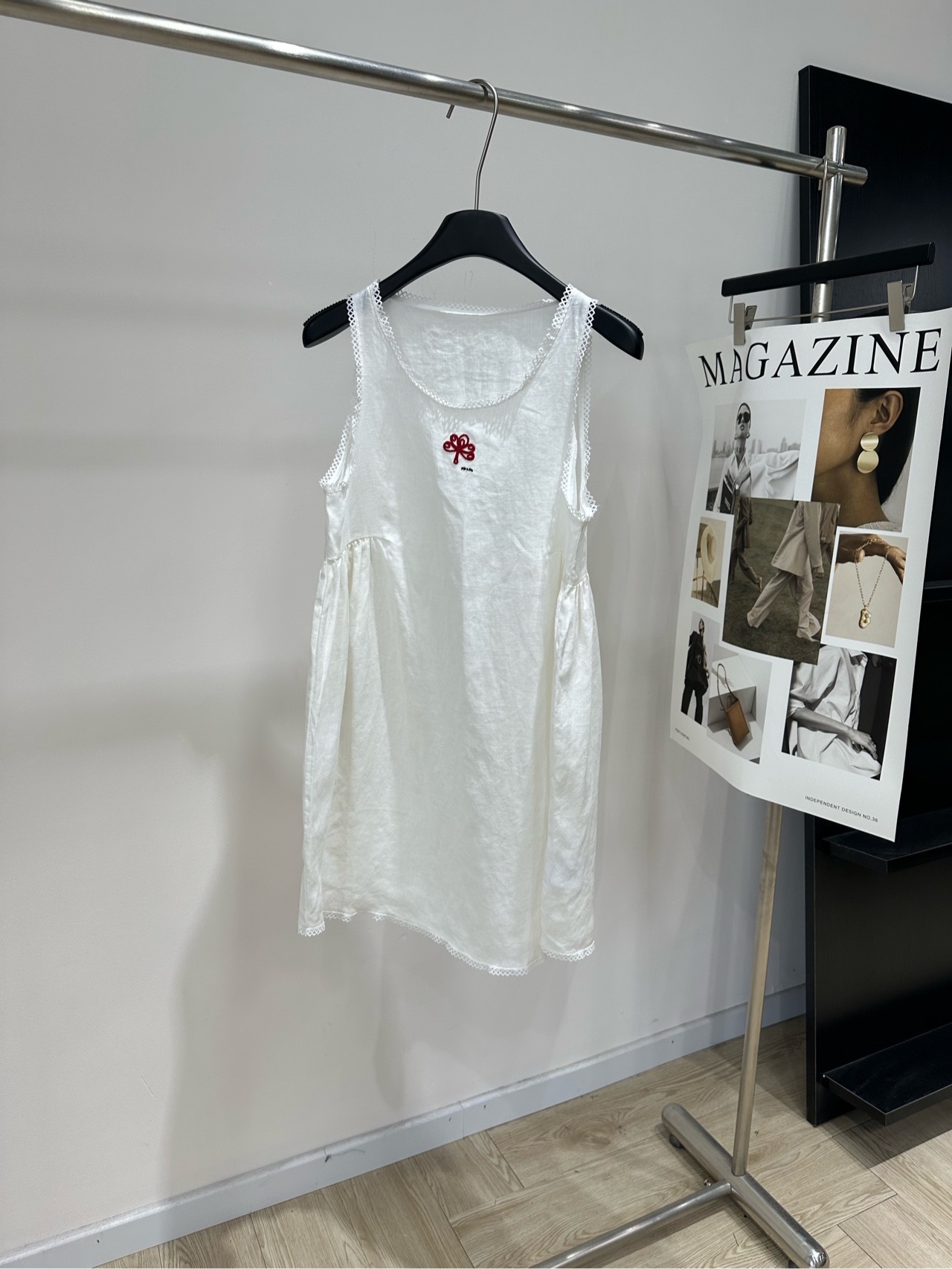 NO:877580,[M white linen vest dress with small red flower embroidery] Fabric linen Color white Prad* White Sun series small white dress with small red flower embroidery White textured fabric Light and breathable, super comfortable to wear in summer!  The small red flower embroidery on the chest is very recognizable and full of details. The sleeveless vest + loose A-line shape is casual and flattering. It can be easily used for daily outings, vacations, and exhibitions. Pair it with short boots or a canvas bag, which is retro and fashionable. A must-have for summer relaxation!  Flat size S shoulder width 29, bust 90, skirt length 83 M shoulder width 30, bust 94, skirt length 84 L shoulder width 31, bust 98, skirt length 85 Manual measurement will have an error of 2 to 3cm, which is within the normal range, prada, boots, skirts,19860909【M白色小红花刺绣亚麻背心裙】 面料亚麻 颜色白色 Prad* White Sun系列小红花刺绣小白裙 白色肌理面料 轻盈透气,夏天穿超舒服！ 胸前红色小花刺绣超有辨识度,细节满分 无袖背心+宽松A字版型 随性又显身材 日常出街、度假、逛展都能轻松驾驭 搭配短靴或帆布包,复古又时髦 夏日松弛感穿搭必备！ 平铺尺码 S肩宽29,胸围90,裙长83 M肩宽30,胸围94,裙长84 L肩宽31,胸围98,裙长85 手工测量会有2～3cm误差属于正常范围,,prada,boots,skirts,,Women's clothing