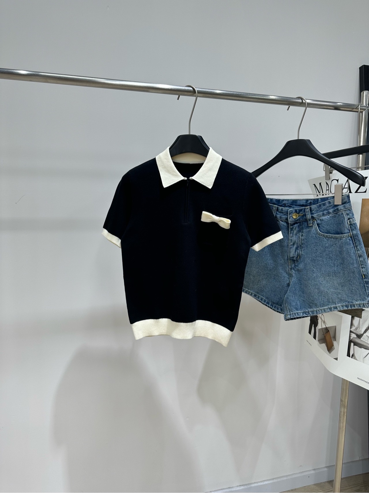 NO:878930,[VT black and white bow half-zip polo knitted short sleeves] Fabric cotton Color black and white contrasting Valentino 2026 early autumn series contrasting Polo knitted short sleeves Black main color + white turn-up collar, simple and exquisite. Bow embellishment on the chest, full of French elegance. The knitted fabric is soft and comfortable, perfect for spring and summer!  The loose fit makes you slim and covers your body. It goes well with jeans or short skirts. It can be easily used for commuting, dating and daily life. It is versatile and easy to match. Flat size S shoulder width 36, bust 82 stretch, length 53, sleeve length 20 M Shoulder width 37, bust 86 stretch, length 54, sleeve length 21 L Shoulder width 38, bust 90 stretch, length 55, sleeve length 22  There will be an error of 2~3cm due to manual measurement, which is within the normal range, valentino, skirts, jeans, T-shirt,19860909【VT黑白蝴蝶结半拉链polo针织短袖】 面料棉 颜色黑白撞色 Valentino 2026早秋系列撞色Polo针织短袖 黑色主色+白色翻领袖口,简约又精致 胸前蝴蝶结点缀,法式优雅感满满 针织面料柔软舒适,春夏穿超合适！ 宽松版型显瘦又遮肉 搭配牛仔裤或短裙都很出彩 通勤、约会、日常都能轻松驾驭 百搭不挑人 平铺尺码 S肩宽36,胸围82弹力,衣长53,袖长20 M肩宽37,胸围86弹力,衣长54,袖长21 L肩宽38,胸围90弹力,衣长55,袖长22 手工测量会有2～3cm误差属于正常范围,,valentino,skirts,jeans,T-shirt,,Women's clothing