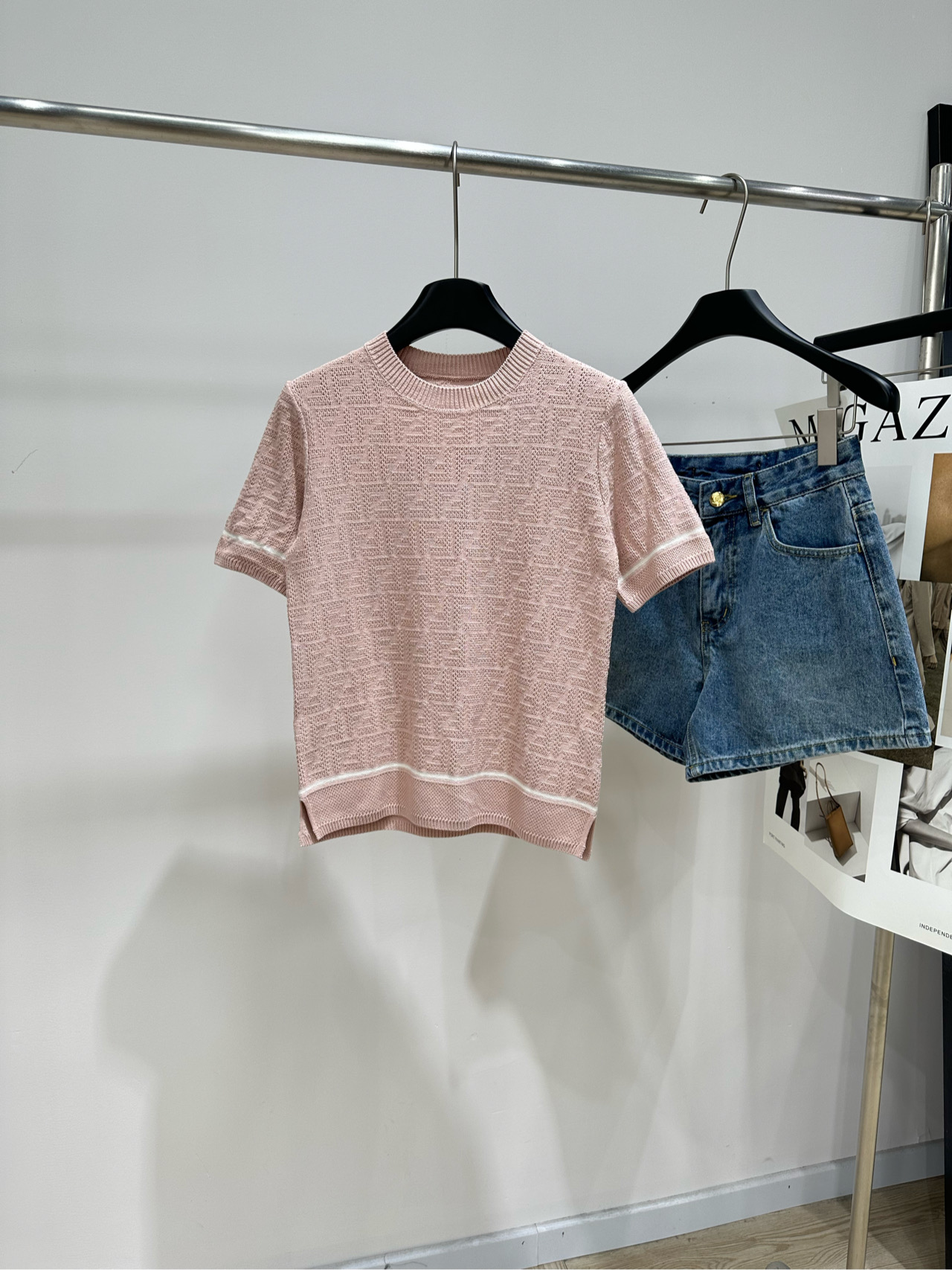 NO:878333,[FF leather pink letters hollow round neck knitted short sleeves] Fabric cotton Color leather pink Fendi 2026 spring and summer cherry blossom pink knitted short sleeves Pure cotton material, breathable and skin-friendly, super comfortable to wear in spring and summer!  Three-dimensional jacquard hollowing process, all-over dark texture, low-key and noble. Round neck + short-sleeve design. Simple and versatile, can be easily used for commuting, vacation, and daily life. Cherry blossom pink is white and gentle. Pair with jeans or bottoms of the same color to easily get a high-end look!  Flat size S shoulder width 35, bust 82 stretch, length 53, sleeve length 21 M shoulder width 36, chest 86 stretch, length 54, sleeve length 22 L shoulder width 37, bust 90 stretch, length 55, sleeve length 23 Manual measurement will have an error of 2 to 3cm, which is within the normal range, fendi, jeans, T-shirt,19860909【FF皮粉色字母镂空圆领针织短袖】 面料棉 颜色皮粉色 Fendi 2026春夏樱花粉针织短袖 纯棉材质,透气亲肤,春夏穿超舒服！ 立体提花镂空工艺 满幅暗纹肌理,低调显贵 圆领+短袖设计 简约百搭,通勤、度假、日常都能轻松驾驭 樱花粉显白又温柔 搭配牛仔裤或同色系下装 轻松get高级感穿搭！ 平铺尺码 S肩宽35,胸围82弹力,衣长53,袖长21 M肩宽36,胸围86弹力,衣长54,袖长22 L肩宽37,胸围90弹力,衣长55,袖长23 手工测量会有2～3cm误差属于正常范围,,fendi,jeans,T-shirt,,Women's clothing