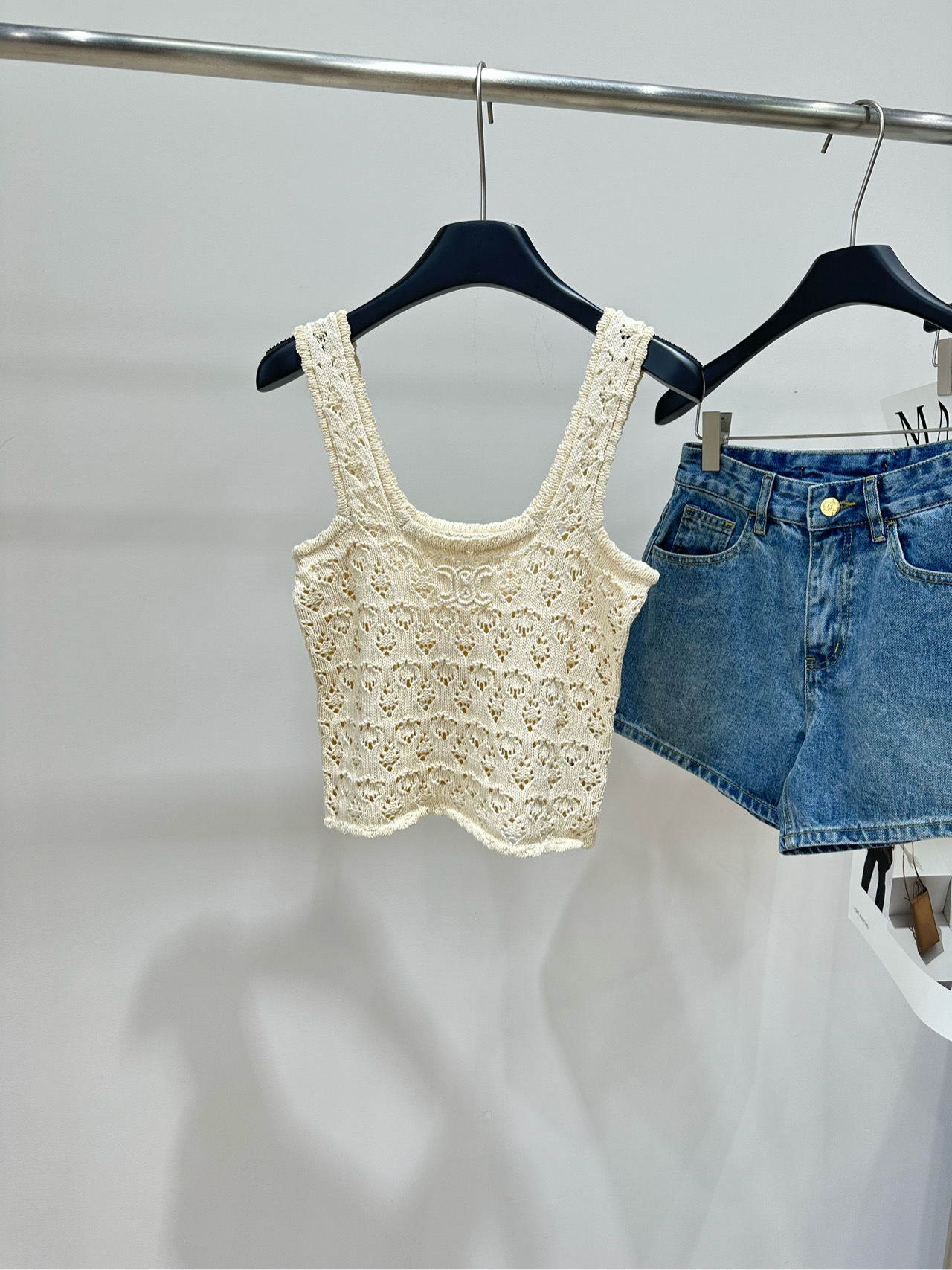 NO:878345,[ce beige heavy-duty crochet hollow knitted vest] Fabric cotton Color beige CELIN* 26 spring and summer series Arc de Triomphe crochet vest Made of cotton, soft and skin-friendly Hollow crochet technology has a sense of design The Arc de Triomphe logo embroidery on the chest, perfect brand recognition!  Short cut, paired with high-waisted jeans or skirts, you can easily create a summer resort style or French lazy style. The creamy white color is fresh and versatile. It looks great when worn alone or layered. It is a must-have item in your summer wardrobe!  Flat size S bust 70 elastic, length 47 M bust 74 stretch, length 48 L bust 78 stretch, length 49 Manual measurement will have an error of 2 to 3cm, which is within the normal range,,celine,skirts,jeans,19860909【ce米杏色重工钩花镂空针织背心】 面料棉 颜色米杏色 CELIN* 26春夏系列凯旋门钩针背心 采用棉质,柔软亲肤 镂空钩针工艺超有设计感 胸前凯旋门徽标刺绣,品牌辨识度满分！ 短款剪裁,搭配高腰牛仔裤或半裙 轻松打造夏日度假风或法式慵懒风 奶油白色调清新百搭 单穿或叠穿都很出彩 是夏季衣橱必备单品！ 平铺尺码 S胸围70弹力,衣长47 M胸围74弹力,衣长48 L胸围78弹力,衣长49 手工测量会有2～3cm误差属于正常范围,,celine,skirts,jeans,,Women's clothing