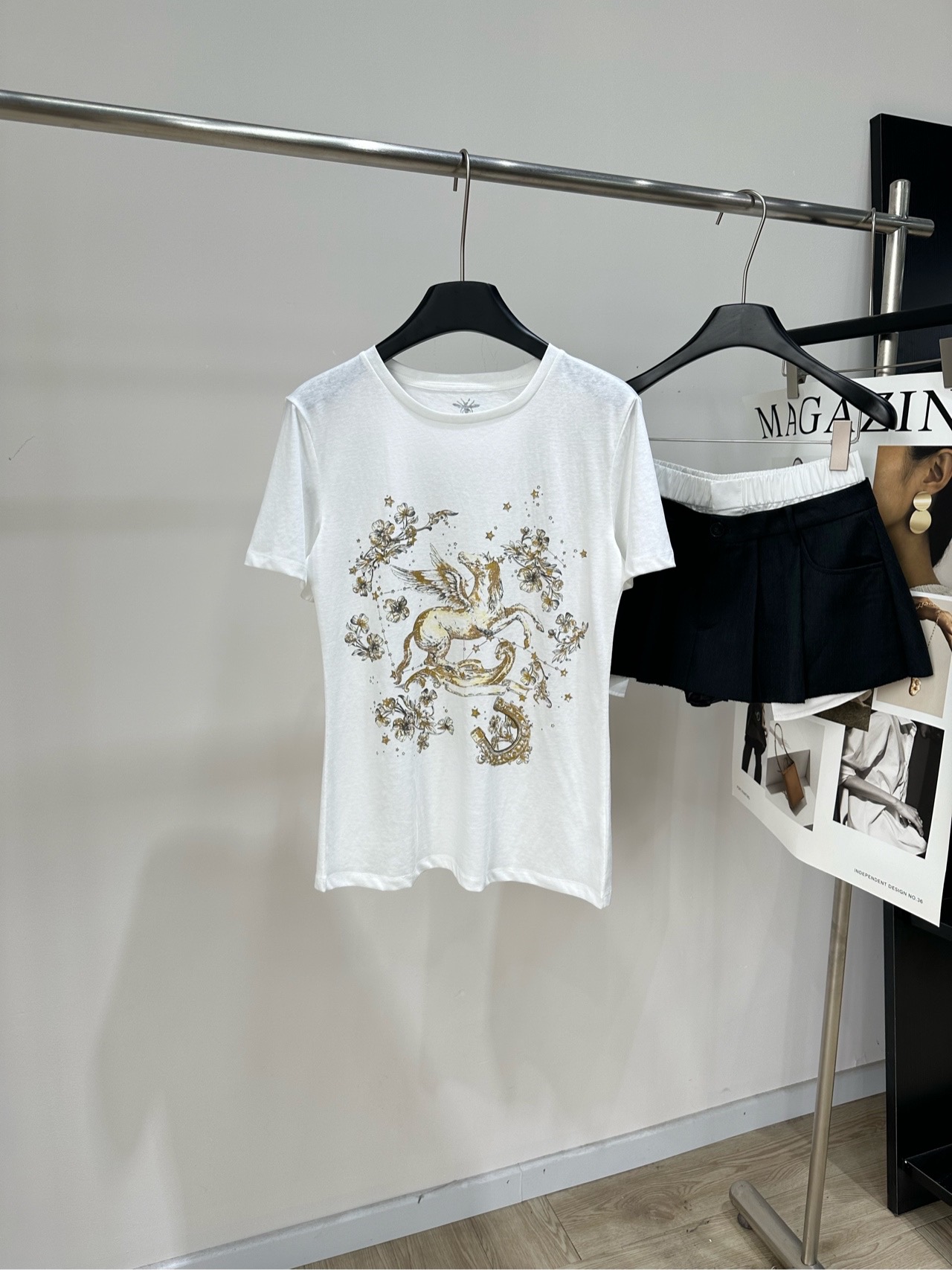 NO:878349,[D Golden Pegasus print round neck short-sleeved T] Fabric cotton Color white Dio* Pegasus print T-shirt, milky white background + retro gold Pegasus pattern. Matched with floral starburst elements, dreamy and advanced. Pure cotton material, soft and skin-friendly. Excellent breathability, super comfortable to wear in spring and summer!  The loose version of the shoulder is not flattering on the figure. The hot stamping print shines slightly under the light, and the details are exquisite. It is full of nobility. It can be easily paired with a denim skirt or a suit jacket for daily commuting, dating, and leisure. It is youthful and fashionable!  Flat size S shoulder width 42, chest circumference 90, length 61, sleeve length 20 M shoulder width 43, chest circumference 94, length 62, sleeve length 21 L shoulder width 44, bust 98, length 63, sleeve length 22 Manual measurement will have an error of 2 to 3cm, which is within the normal range, dior, skirts, jackets & coats, T-shirt, tees, t-shirt, business suit,19860909【D金色飞马印花圆领短袖T】 面料棉 颜色白色 Dio*飞马印花T恤,奶白底色+复古金飞马图案 搭配花卉星芒元素,梦幻又高级 纯棉材质,柔软亲肤 透气性超棒,春夏穿超舒服！ 正肩宽松版型,不挑身材 烫金印花在光线下微微闪耀,细节精致 贵气感满满 日常通勤、约会、休闲都能轻松搭配牛仔裙 或西装外套,元气减龄又时髦！ 平铺尺码 S肩宽42,胸围90,衣长61,袖长20 M肩宽43,胸围94,衣长62,袖长21 L肩宽44,胸围98,衣长63,袖长22 手工测量会有2～3cm误差属于正常范围,,dior,skirts,jackets & coats,T-shirt,tees，t-shirt,business suit,,Women's clothing