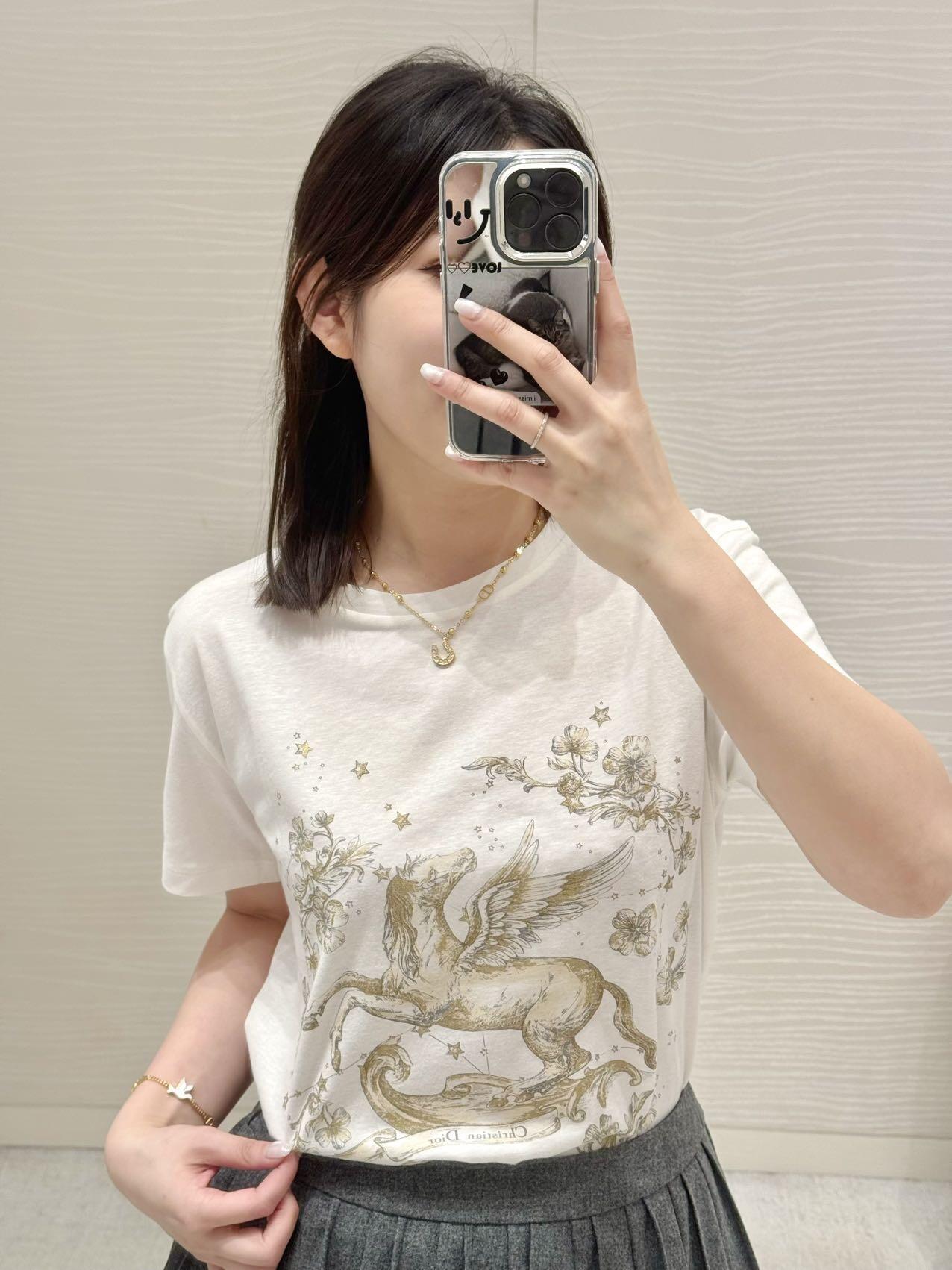 NO:878351,Milky white background + retro golden Pegasus pattern, paired with floral starburst elements, dreamy and high-end. Pure cotton material, soft and skin-friendly.19860909奶白底色+复古金飞马图案 搭配花卉星芒元素,梦幻又高级 纯棉材质,柔软亲肤,,,Women's clothing
