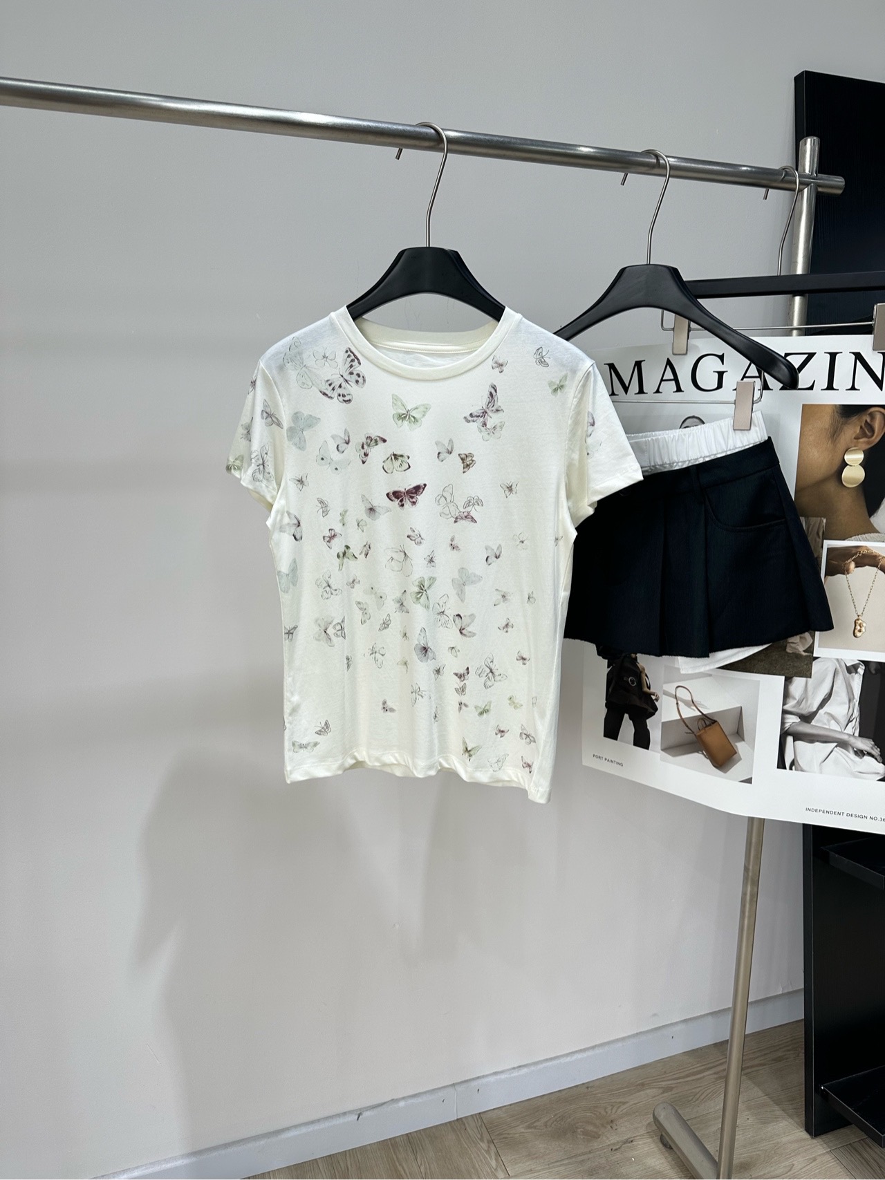 NO:878353,[D off-white round neck short-sleeved T-shirt with full butterfly print] Fabric cotton Color off-white Dio* This T-shirt uses a white background + watercolor butterfly print, full of spring atmosphere!  High-count cotton blend fabric is light and breathable, close to the skin and not sweaty, and is super comfortable to wear in spring and summer. The shoulder is slightly loose, which modifies the body shape and is comfortable. The round neck design is simple and versatile, and it is OK to wear alone or layered. The low-key brand logo on the hem is full of details. It can be easily used for commuting, dating, and vacation. It is gentle and high-end!  Flat size S shoulder width 40, bust 88, length 55, sleeve length 14 M shoulder width 41, chest 92, length 56, sleeve length 15 L shoulder width 42, chest 96, length 57, sleeve length 16 Manual measurement will have an error of 2 to 3cm, which is within the normal range, dior, T-shirt, tees, t-shirt,19860909【D米白色满蝴蝶印花圆领短袖T】 面料棉 颜色米白色 Dio*这款T恤采用白色底色+水彩蝴蝶印花 春日氛围感满满！高支棉混纺面料 轻盈透气,贴肤不闷汗,春夏穿超舒服 正肩微宽松版型,修饰身形又自在 圆领设计简约百搭,单穿或叠穿都很OK 下摆低调品牌标识,细节感拉满 通勤、约会、度假都能轻松驾驭,温柔又高级！ 平铺尺码 S肩宽40,胸围88,衣长55,袖长14 M肩宽41,胸围92,衣长56,袖长15 L肩宽42,胸围96,衣长57,袖长16 手工测量会有2～3cm误差属于正常范围,,dior,T-shirt,tees，t-shirt,,Women's clothing
