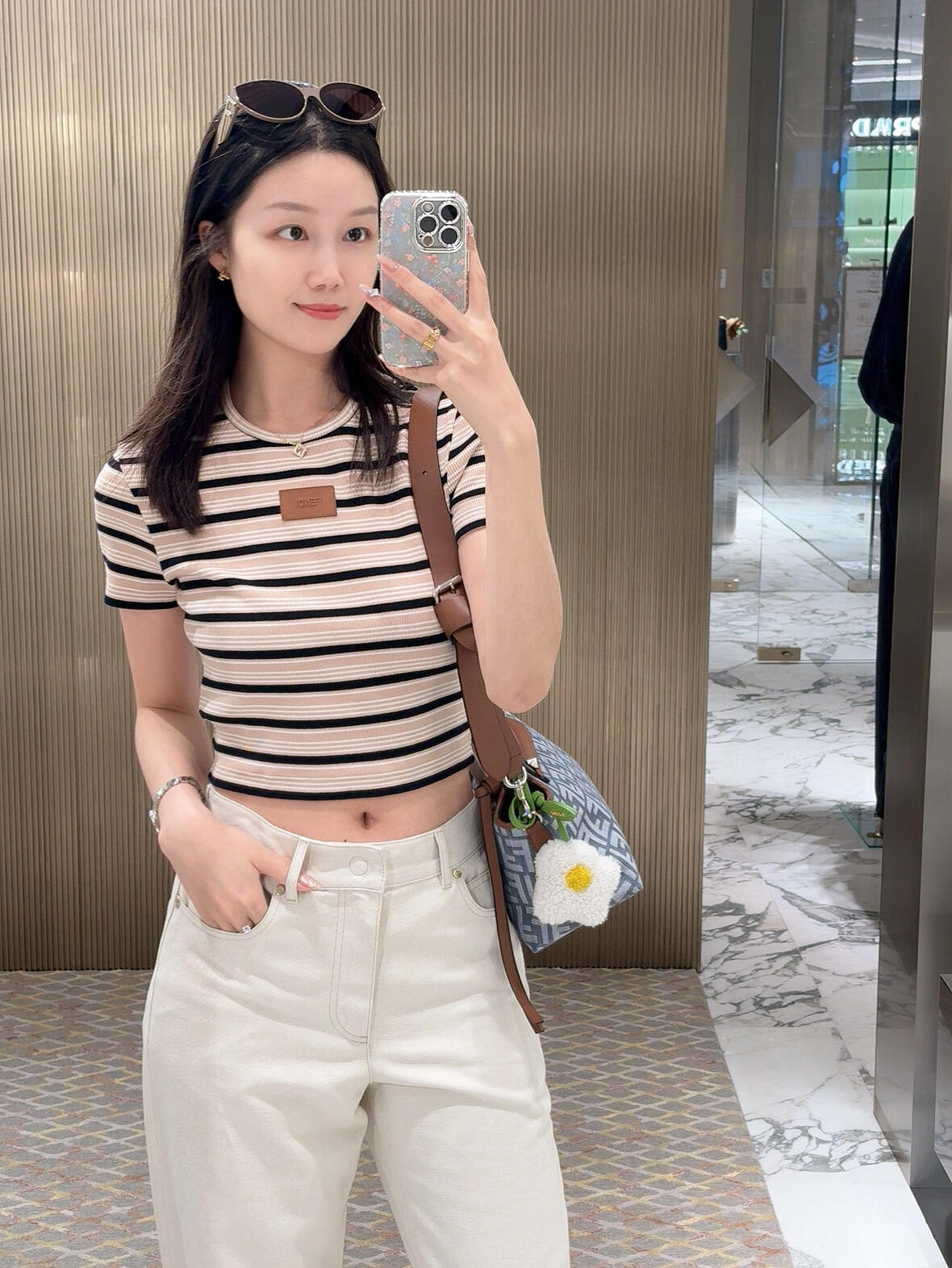 NO:878637,Original customization. Contrast color stripes + small leather label on the chest, simple and recognizable. Short design optimizes body proportions. Pair with high-waist denim skirt or wide-leg pants. Easily get urban commuting style or casual style, skirts,19860909原版定制 撞色条纹+胸口小皮标,简约又有辨识度 短款设计优化身材比例 搭配高腰牛仔裙或阔腿裤 轻松get都市通勤风or休闲风,,skirts,,Women's clothing