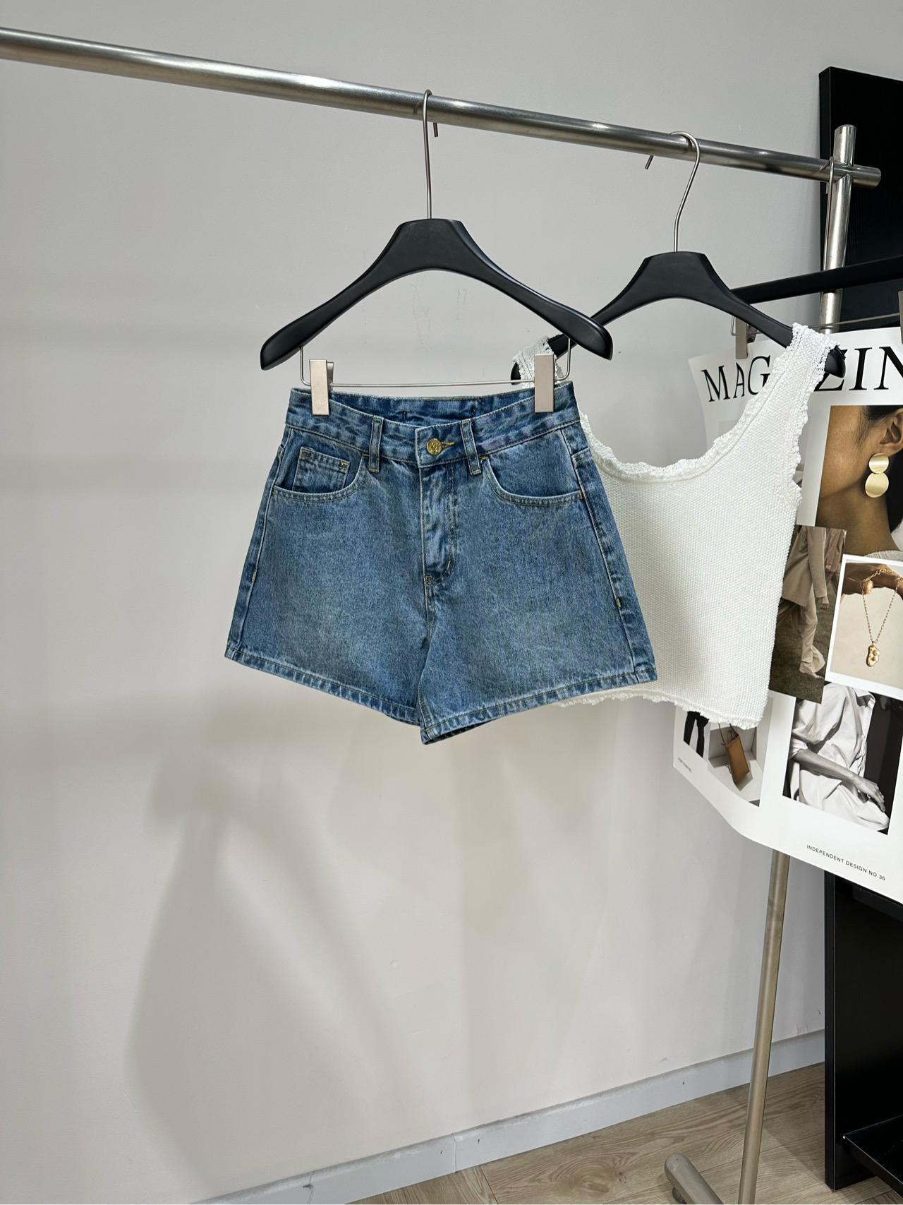 NO:878624,[Double C blue leather logo A-line denim shorts] Fabric denim cotton Color blue Chane* high-waisted denim shorts Classic blue washed fabric, double C embroidery on the back pocket is very recognizable High-waisted A-line version, slimming and long legs Super friendly to pear-shaped figures!  The fabric is soft and breathable, super comfortable to wear in summer~ Pair it with a white T or suspenders for daily use, and you can easily get French casual style. The orange brand label on the back waist, full of details, is one of Chanel's iconic designs!  Flat size S (34) waist 66, hips 96, pants length 33 M (36) waist 70, hips 100, pants length 34 L (38) waist 74, hips 104, pants length 35 There will be an error of 2 to 3cm in manual measurement, which is within the normal range,,chanel,shorts,19860909【双C蓝色皮标A字牛仔短裤】 面料牛仔棉 颜色蓝色 Chane*高腰牛仔短裤 经典蓝色水洗面料,后袋双C刺绣超有辨识度 高腰A字版型,显瘦显腿长 对梨形身材超友好！面料柔软透气 夏天穿超舒服～日常搭配白T或吊带 轻松get法式休闲风 后腰橙色品牌标签,细节满分 是Chanel标志性设计之一！ 平铺尺码 S（34）腰围66,臀围96,裤长33 M（36）腰围70,臀围100,裤长34 L（38）腰围74,臀围104,裤长35 手工测量会有2～3cm误差属于正常范围,,chanel,shorts,,Women's clothing