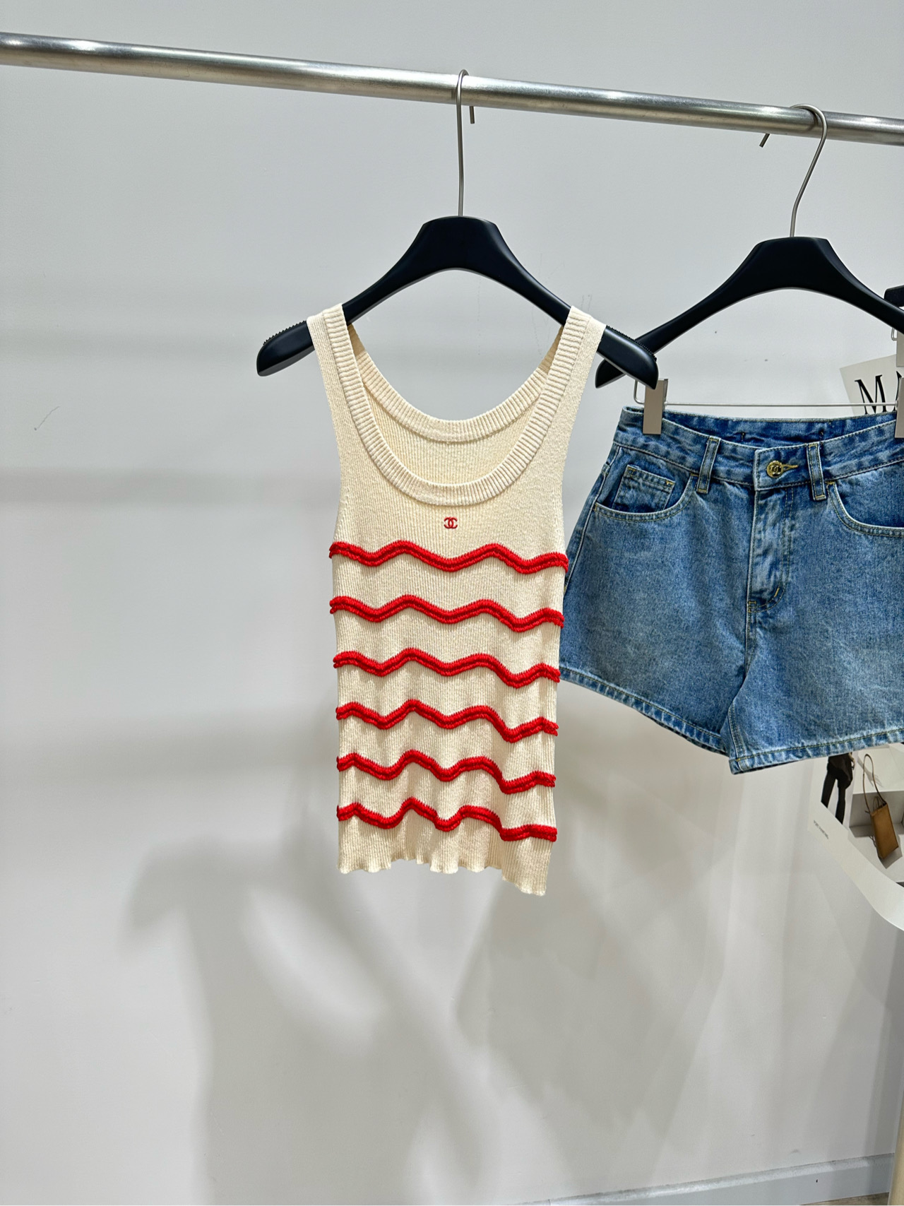 NO:878626,[Double C red wavy knitted vest] Fabric cotton blend, color rice with red stripes, Chanel Coco Beach series red and white wavy knitted vest, milky white background with red wavy stripes, full of French retro feel!  The double C embroidery on the chest is low-key and exquisite. Soft knitted fabric, skin-friendly and comfortable. It can be worn alone or layered in summer. Slim and versatile, holiday style design. Pair with shorts, jeans or skirts to easily get a relaxed summer atmosphere~ Flat size  There will be an error of 2 to 3cm due to manual measurement, which is within the normal range, chanel, skirts, shorts, jeans,19860909【双C红色波浪纹针织背心】 面料棉混纺 颜色米拼红条纹 香奈儿Coco Beach系列红白波浪针织背心 奶白底色配正红波浪条纹 法式复古感满满！胸前双C刺绣低调精致 柔软针织面料,亲肤舒适 夏天单穿或内搭都很OK 显瘦又百搭,度假风设计 搭配短裤、牛仔裤或裙装 轻松get夏日松弛氛围感～ 平铺尺码 S肩宽25,胸围56弹力,衣长59 M肩宽26,胸围60弹力,衣长60 L肩宽27,胸围64弹力,衣长61 手工测量会有2～3cm误差属于正常范围,,chanel,skirts,shorts,jeans,,Women's clothing