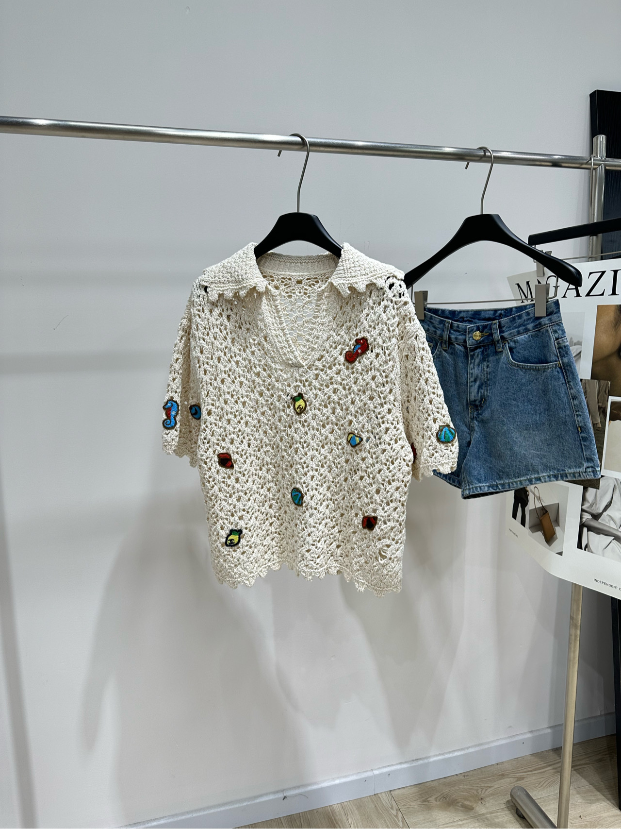NO:878924,[Xiaoxiang beige marine element hollow lapel top] Fabric cotton + mulberry silk Color beige Chanel 26M Coco Beach series hollow sweater Hand-crocheted, light and breathable, perfect for summer!  The embroidery with marine elements is super playful. The patterns such as seashells and starfish have a holiday atmosphere. The V-neck + loose fit is comfortable and fashionable. It looks great with shorts or skirts~ Highly recommended for heavy industry!  If you like it, hurry up!  Flat size S Shoulder width 50, bust 100, length 57, sleeve length 23 M Shoulder width 51, chest 104, length 58, sleeve length 24 L Shoulder width 52, bust 105, length 59, sleeve length 25 Manual measurement will have an error of 2 to 3cm, which is within the normal range,, chanel, skirts, shorts,19860909【小香米色海洋元素镂空翻领上衣】 面料棉+桑蚕丝 颜色米杏色 Chanel 26M Coco Beach系列镂空针织衫 手工钩织,轻盈透气,超适合夏天！ 海洋元素刺绣超俏皮 贝壳、海星等图案超有度假氛围 V领+宽松版型,舒适又时髦 搭配短裤或半裙都很出片～ 超重工推荐！喜欢就要快冲！ 平铺尺码 S肩宽50,胸围100,衣长57,袖长23 M肩宽51,胸围104,衣长58,袖长24 L肩宽52,胸围105,衣长59,袖长25 手工测量会有2～3cm误差属于正常范围,,chanel,skirts,shorts,,Women's clothing
