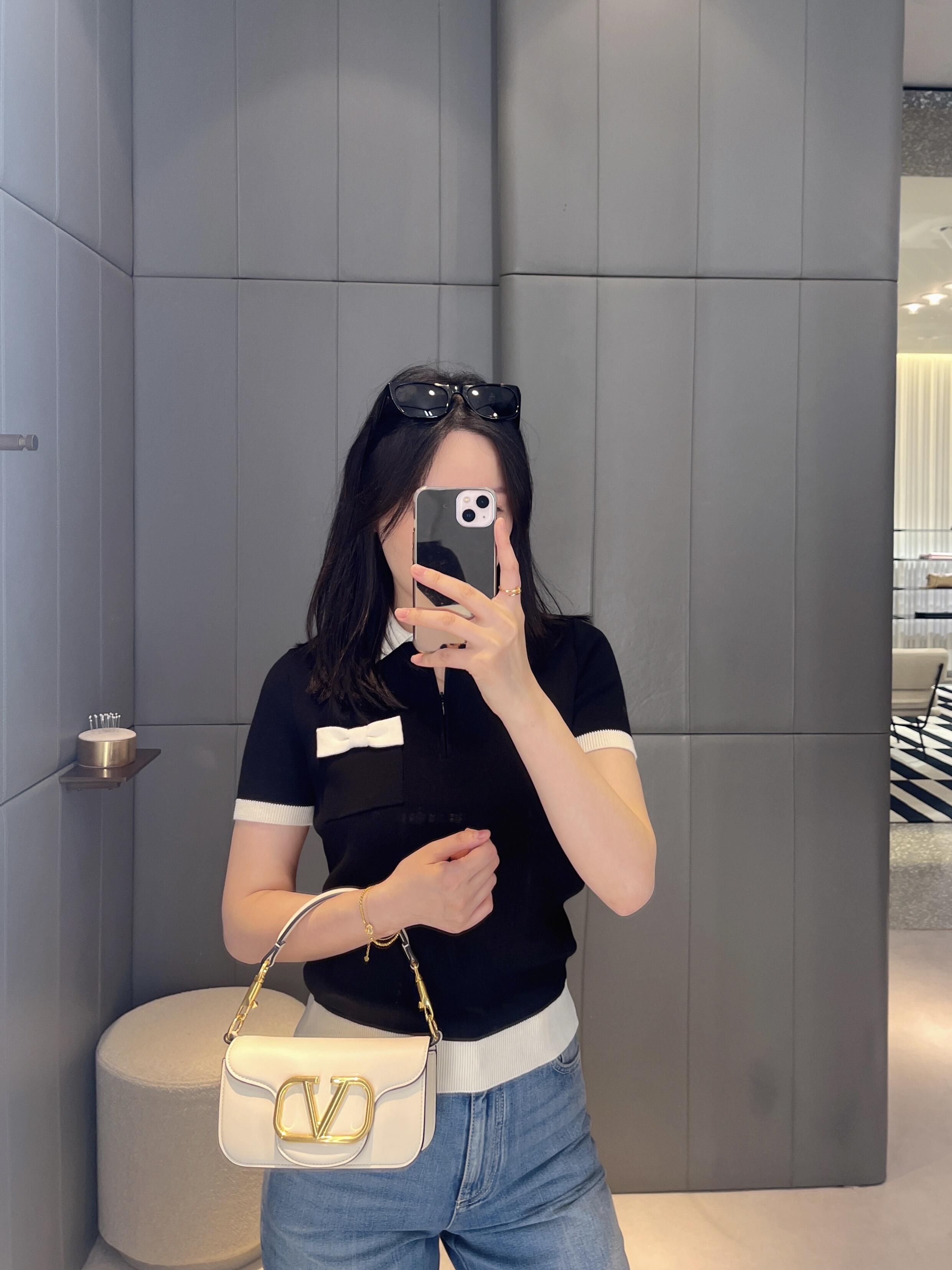 NO:878933,Black main color + white turned collar, simple and exquisite. Bow embellishment on the chest, full of French elegance. The knitted fabric is soft and comfortable, perfect for spring and summer!  ,,19860909黑色主色+白色翻领袖口,简约又精致 胸前蝴蝶结点缀,法式优雅感满满 针织面料柔软舒适,春夏穿超合适！,,,Women's clothing
