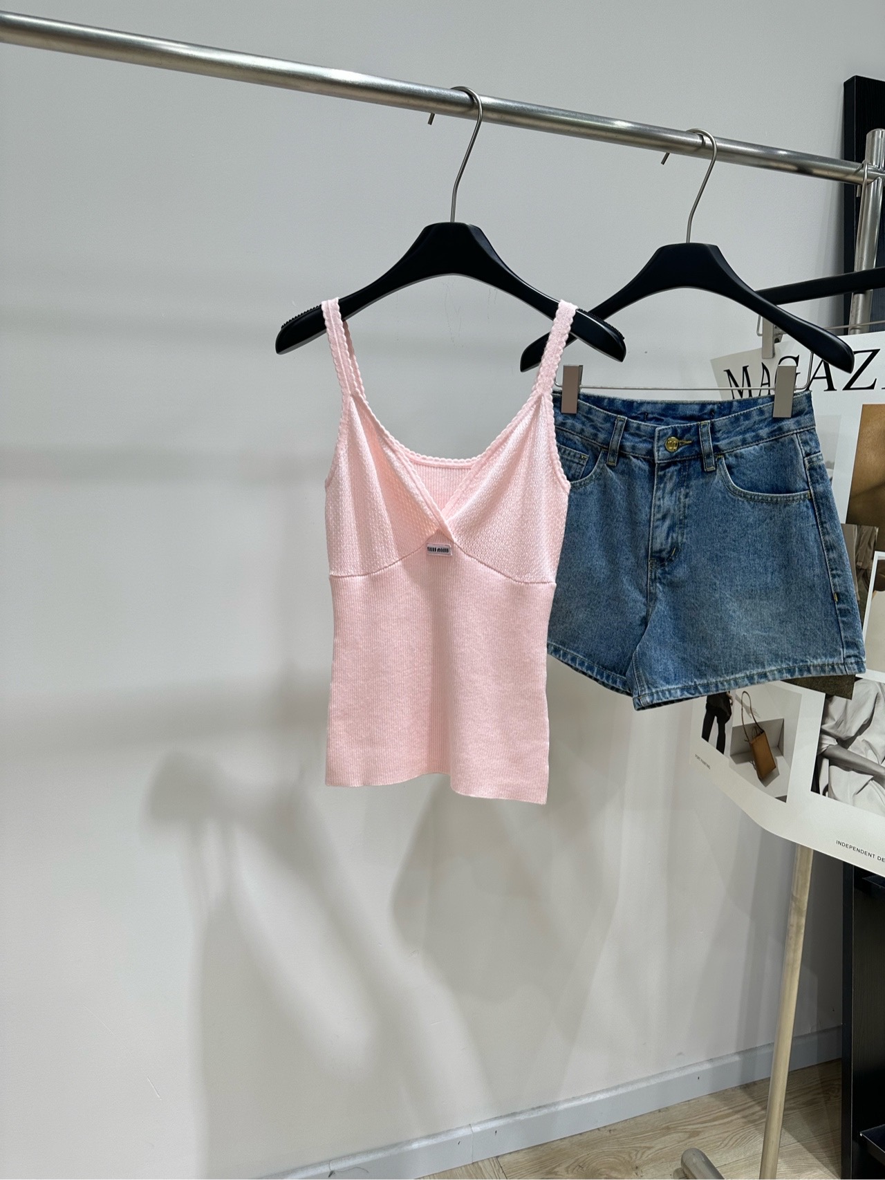 NO:878936,[M light pink logo deep V knitted suspender] Fabric Tencel cotton Color light pink *｜Spaghetti strap vest 25SS early autumn new style new!  This vest is really extremely comfortable. Made of cotton, the fabric is soft and skin-friendly, and the stretch is slim. The cut is smooth and smooth, and the design of thin shoulder straps is simple and elegant yet feminine. The whole body of plain fabric reveals a sense of luxury in a low-key manner. Flat size S bust 68 stretch, length 56 M bust 72 stretch, length 57 L bust 76 stretch, length 58 There will be an error of 2~3 in manual measurement, which is normal.19860909【M浅粉色徽标深V针织吊带】 面料天丝棉 颜色浅粉色 *｜细肩带背心 25SS早秋新款上新！ 这款背心真的是质感舒适到爆炸 用棉纶织造,面料柔软亲肤,弹力修身 裁剪垂顺流畅,细肩吊带的设计 简约大气又不失女人味,通体素色面料 低调中透露出奢华感 平铺尺码 S胸围68弹力,衣长56 M胸围72弹力,衣长57 L胸围76弹力,衣长58 手工测量会有2~3误差属于正常范围,,,Women's clothing