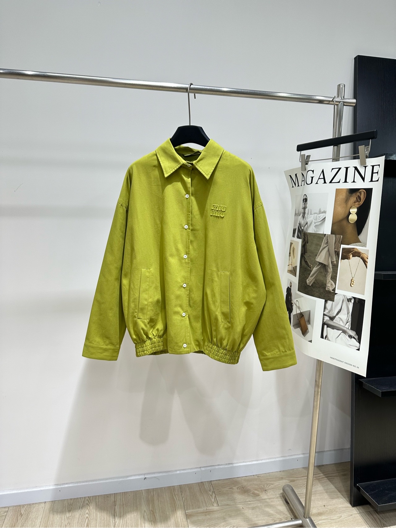 NO:878913,[M avocado green patch letter shirt jacket] Fabric cotton Color avocado green This avocado green work shirt jacket has a loose fit + cotton fabric, comfortable and breathable, perfect for daily outings!  The embroidery details on the chest are very recognizable and full of retro feel. The elasticated cuffs and hem are designed for easier movement and can modify the body shape. The avocado green is white and fresh. Pair it with light-colored trousers or workwear in spring and summer. Easily get a casual retro style!  Flat size S shoulder width 60, chest 150, length 69, sleeve length 54 M shoulder width 61, chest 154, length 70, sleeve length 55 L shoulder width 62, chest 158, length 71, sleeve length 56 Manual measurement will have an error of 2 to 3cm, which is within the normal range, jackets & coats, shirts,19860909【M牛油果绿贴布字母衬衫夹克】 面料棉 颜色牛油果绿 这件牛油果绿工装衬衫夹克 宽松版型+棉质面料,穿着舒适透气 日常出街超适合！ 胸前刺绣细节很有辨识度,复古感满满 袖口和下摆松紧设计 活动更方便,还能修饰身形 牛油果绿显白又清新 春夏搭配浅色裤装或工装单品 轻松get休闲复古风！ 平铺尺码 S肩宽60,胸围150,衣长69,袖长54 M肩宽61,胸围154,衣长70,袖长55 L肩宽62,胸围158,衣长71,袖长56 手工测量会有2～3cm误差属于正常范围,,jackets & coats,shirts,,Women's clothing