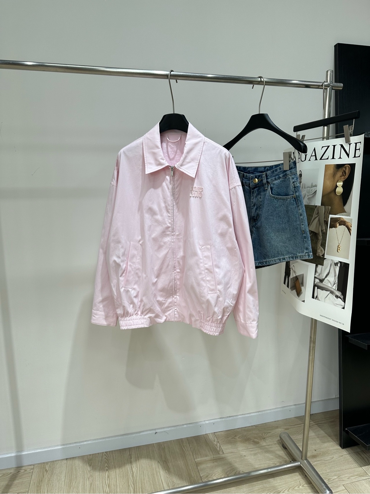 NO:878916,[M light pink patch letter zipper jacket] Fabric cotton, color light pink Miu* this pink jacket is light and breathable, perfect for spring and autumn!  Lapel + zipper design, logo embroidery on the chest is very recognizable. Low saturation pink, sweet and age-reducing. The loose version is lazy and casual, and it goes well with skirts or jeans~ It can be easily used for daily commuting, dating, and leisure. Practical and fashionable, it is a classic and popular item!  Flat size S shoulder width 61, chest 138, length 70, sleeve length 55 M shoulder width 62, chest 142, length 71, sleeve length 56 L shoulder width 63, chest 146, length 72, sleeve length 57 Manual measurement will have an error of 2 to 3cm, which is within the normal range,,miumiu,skirts,jeans,jackets & coats,jackets & coats,19860909【M浅粉色贴布字母拉链夹克外套】 面料棉 颜色浅粉色 Miu*这款粉色外套 轻薄透气,春秋穿超合适！ 翻领+拉链设计,胸前Logo刺绣超有辨识度 低饱和粉色,甜美又减龄 宽松版型慵懒随性,搭裙装或牛仔裤都很出彩～ 日常通勤、约会、休闲都能轻松驾驭 实用又时髦,是经典热门单品！ 平铺尺码 S肩宽61,胸围138,衣长70,袖长55 M肩宽62,胸围142,衣长71,袖长56 L肩宽63,胸围146,衣长72,袖长57 手工测量会有2～3cm误差属于正常范围,,miumiu,skirts,jeans,jackets & coats,jackets & coats,,Women's clothing