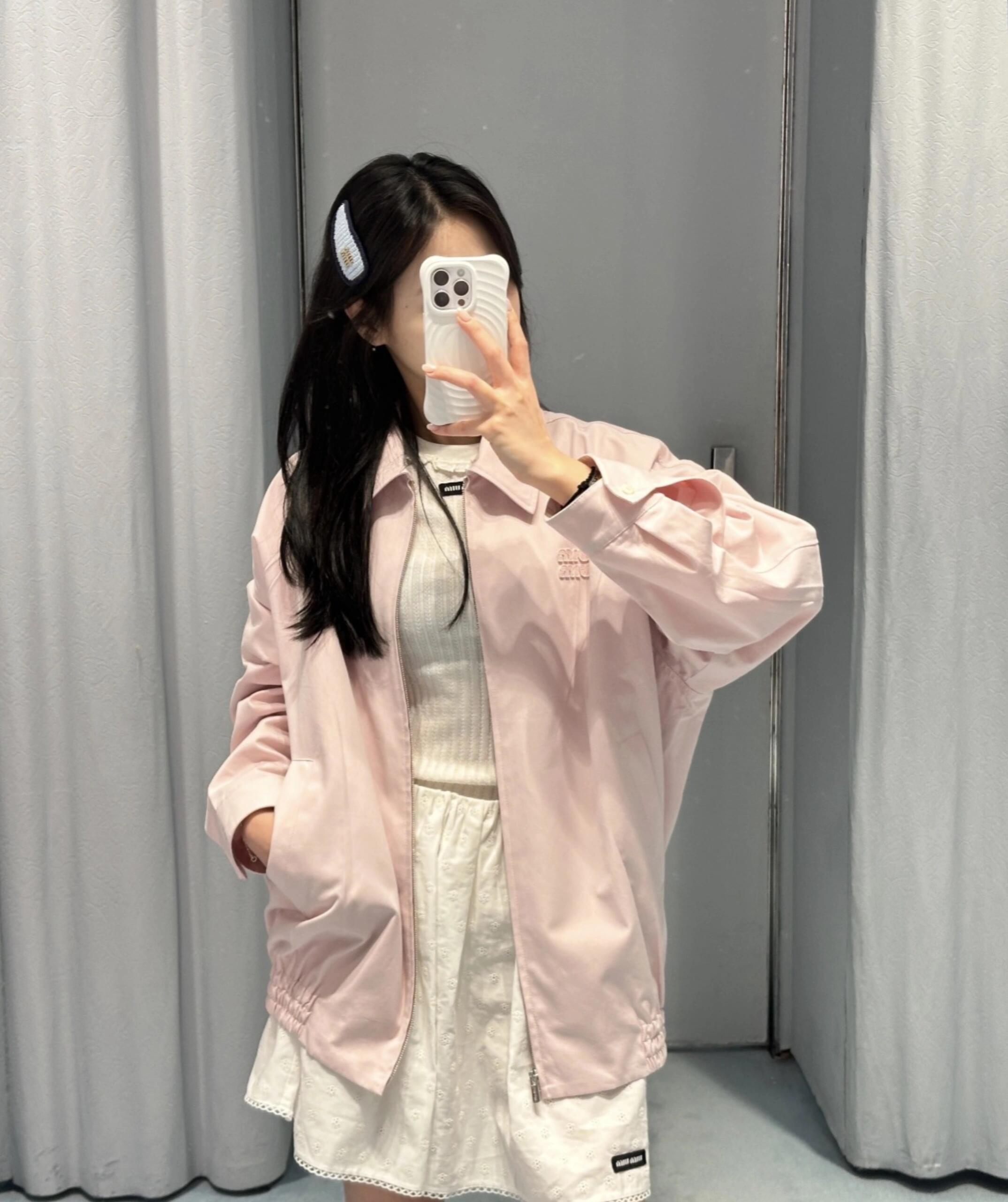 NO:878919,Lapel + zipper design, logo embroidery on the chest is very recognizable. Low saturation pink, sweet and age-reducing. Loose fit, lazy and casual, looks great with skirts or jeans~,,skirts,jeans,19860909翻领+拉链设计,胸前Logo刺绣超有辨识度 低饱和粉色,甜美又减龄 宽松版型慵懒随性,搭裙装或牛仔裤都很出彩～,,skirts,jeans,,Women's clothing
