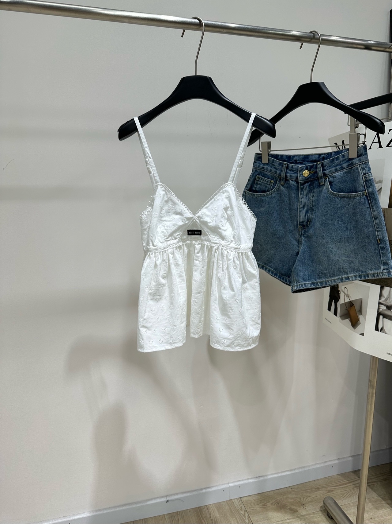 NO:878928,[M white cotton and linen hollow lace camisole top] Fabric cotton and linen blend Color white Miu*This white camisole top is made of custom hollow flower embroidered cotton and linen fabric V-neck + spaghetti strap design, the brand logo on the chest is very recognizable. The pleated babydoll style at the hem is loose and slimming, super comfortable to wear in summer!  It can be easily matched with denim shorts or skirts for daily life and vacation. Sweet and elegant, you can easily get the summer atmosphere ~ Flat size S bust 82, waist 72, length 62 (shoulder strap length adjustable) M bust 86, waist 76, length 63 adjustable shoulder strap length) L bust 90, waist 80, length 64 (shoulder strap length adjustable)  There will be an error of 2-3cm due to manual measurement, which is within the normal range. Miumiu, skirts, shorts,19860909【M白色棉麻镂空花边吊带上衣】 面料棉麻混纺 颜色白色 Miu*这款白色吊带上衣 采用定制镂空花朵刺绣棉麻面料 V领+细肩带设计,胸前品牌标识超有辨识度 下摆褶皱娃娃衫版型 宽松显瘦,夏天穿超舒服！ 日常、度假都能轻松搭配牛仔短裤或半身裙 甜美又优雅,轻松get夏日氛围感～ 平铺尺码 S胸围82,腰围72,衣长62（肩带长度可调节） M胸围86,腰围76,衣长63 肩带长度可调节） L胸围90,腰围80,衣长64 肩带长度可调节） 手工测量会有2～3cm误差属于正常范围,,miumiu,skirts,shorts,,Women's clothing