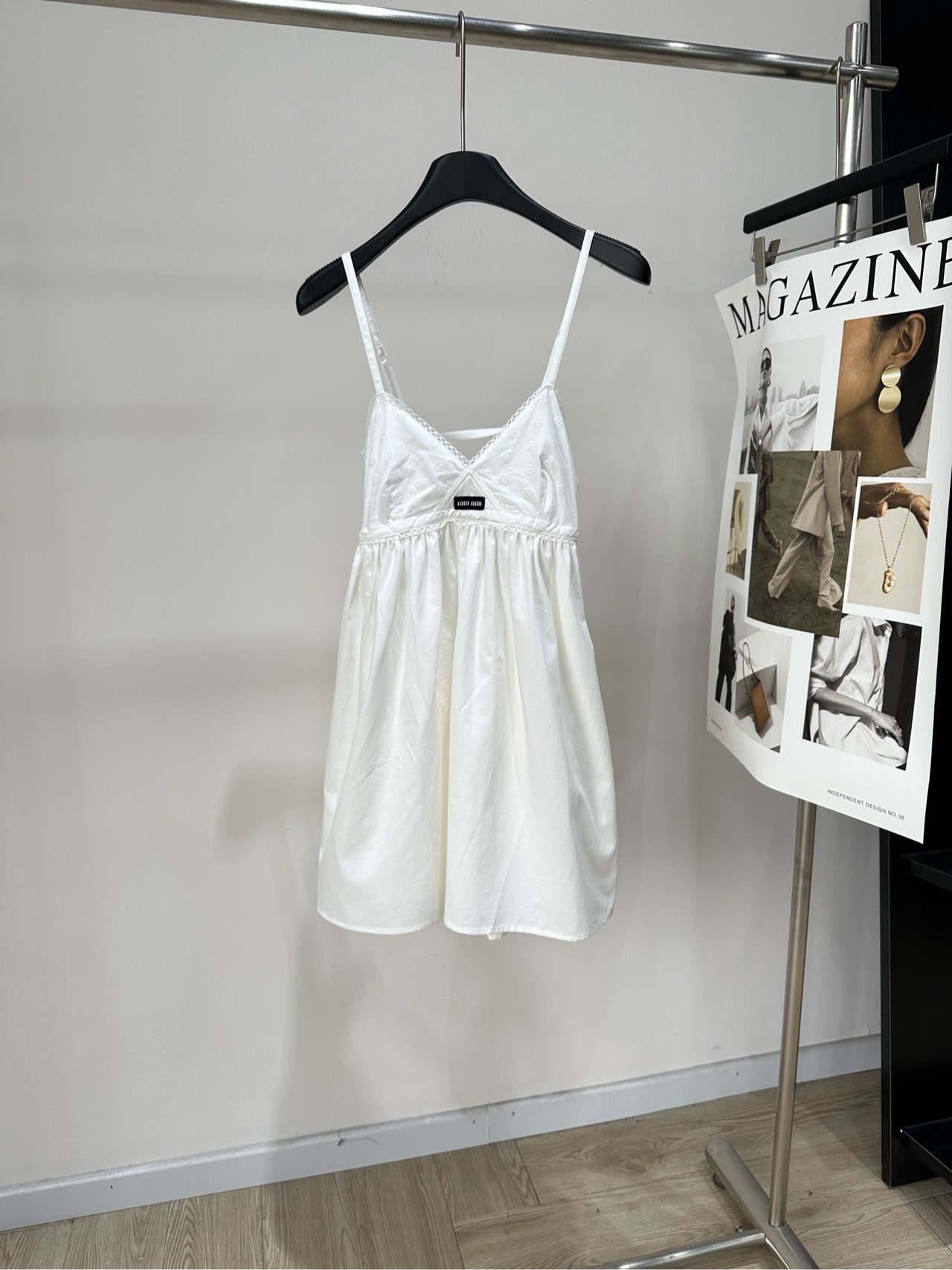 NO:884416,[M white cotton and linen hollow lace deep V suspender dress] Fabric cotton and linen blend Color white Miu white suspender dress Soft fabric + exquisite lace splicing The logo on the chest is very recognizable!  The V-neck suspender design modifies the clavicle. The waist is narrowed and the A-line skirt is slim and elegant. The fabric is breathable and draped, making it super comfortable to wear in summer. It looks great whether on vacation, daily life or taking photos. Pair it with a straw bag or simple accessories to easily get a gentle and girly look!  Flat size S bust 86, waist 72, skirt length 82 (shoulder straps adjustable) M bust 90, waist 76, skirt length 83 (shoulder straps adjustable) L bust 94, waist 80, skirt length 84 (shoulder straps adjustable) Manual measurement will have an error of 2 to 3cm, which is within the normal range,,miumiu,espadrilles,skirts,19860909【M白色棉麻镂空花边深V吊带裙】 面料棉麻混纺 颜色白色 Miu白色吊带连衣裙 柔软面料+精致蕾丝拼接 胸前Logo超有辨识度！ V领吊带设计修饰锁骨 收腰+A字裙摆,显瘦又优雅 面料透气垂坠,夏天穿超舒服 无论度假、日常还是拍照都很出片 搭配草编包或简约配饰 轻松get温柔少女感！ 平铺尺码 S胸围86,腰围72,裙长82（肩带可调） M胸围90,腰围76,裙长83（肩带可调） L胸围94,腰围80,裙长84（肩带可调） 手工测量会有2～3cm误差属于正常范围,,miumiu,espadrilles,skirts,,Women's clothing