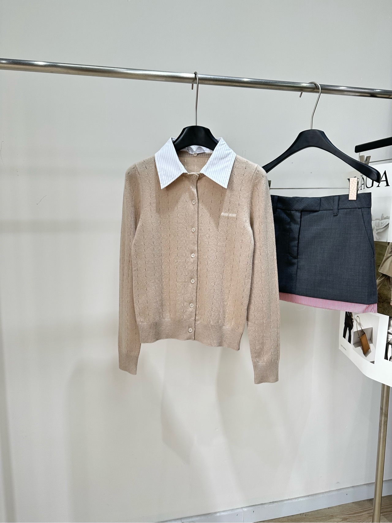 NO:884445,[M light apricot shirt collar cashmere long-sleeved cardigan] Fabric cashmere + cotton Color apricot miu* This khaki knitted cardigan paired with a blue and white striped shirt collar is full of college style, reducing age and gentleness!  The knitted fabric is soft and delicate, and is super comfortable to wear in spring and autumn~ The cardigan has a button design, which can be worn alone or layered. It can be easily worn for commuting and leisure. The striped shirt collar adds a smart temperament. Pair it with a skirt or jeans, and you can easily get a fresh and energetic outfit!  Flat size S Shoulder width 33, bust 80 stretch, length 53, sleeve length 61 M Shoulder width 34, chest 84 stretch, length 54, sleeve length 62 L Shoulder width 35, chest 88 stretch, length 55, sleeve length 63 Manual measurement will have an error of 2 to 3cm, which is within the normal range,,miumiu,skirts,jeans,shirts,19860909【M浅杏色衬衫领羊绒长袖开衫】 面料羊绒+棉 颜色杏色 miu*这款卡其色针织开衫 搭配蓝白条纹衬衫领 学院风满满,减龄又温柔！ 针织面料柔软细腻,春秋穿超舒服～ 开衫有纽扣设计,单穿或叠穿都很OK 通勤休闲都能轻松驾驭 条纹衬衫领增添干练气质 搭配半裙或牛仔裤 轻松get清新活力穿搭！ 平铺尺码 S肩宽33,胸围80弹力,衣长53,袖长61 M肩宽34,胸围84弹力,衣长54,袖长62 L肩宽35,胸围88弹力,衣长55,袖长63 手工测量会有2～3cm误差属于正常范围,,miumiu,skirts,jeans,shirts,,Women's clothing