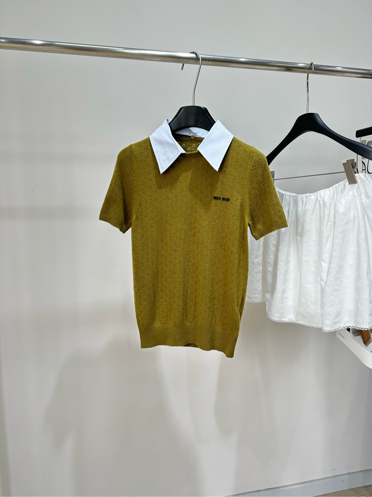 NO:884454,[M olive green hollow shirt collar knitted short-sleeves] Fabric cashmere + cotton Color olive green Miu *This olive green hollow knitted short-sleeves is paired with a detachable shirt doll collar, playful and age-reducing!  The hollow crochet design is light and breathable, super comfortable to wear in summer. Slim-fitting short cut + small logo on the chest. Full details and high-end texture. Whether paired with a pleated skirt or jeans, you can easily switch between academic style or artistic style. It is suitable for daily outings and commuting. It is a must-have item for Miu girls!  Flat size S shoulder width 31, bust 80 elastic, length 58, sleeve length 23 M shoulder width 32, chest 84 stretch, length 59, sleeve length 24 L shoulder width 33, chest 88 stretch, length 60, sleeve length 25 Manual measurement will have an error of 2 to 3cm, which is within the normal range,,miumiu,skirts,jeans,shirts,T-shirt,19860909【M橄榄绿镂空衬衫领针织短袖】 面料羊绒+棉 颜色橄榄绿 Miu *这款橄榄绿镂空针织短袖 搭配可拆卸衬衫娃娃领,俏皮又减龄！ 镂空钩花设计轻盈透气,夏天穿超舒服 修身短款剪裁+胸前小Logo 细节满分,质感高级 无论搭百褶裙还是牛仔裤 都能轻松切换学院风or文艺风 日常出街、通勤都很适合 是Miu系女孩必入单品！ 平铺尺码 S肩宽31,胸围80弹力,衣长58,袖长23 M肩宽32,胸围84弹力,衣长59,袖长24 L肩宽33,胸围88弹力,衣长60,袖长25 手工测量会有2～3cm误差属于正常范围,,miumiu,skirts,jeans,shirts,T-shirt,,Women's clothing