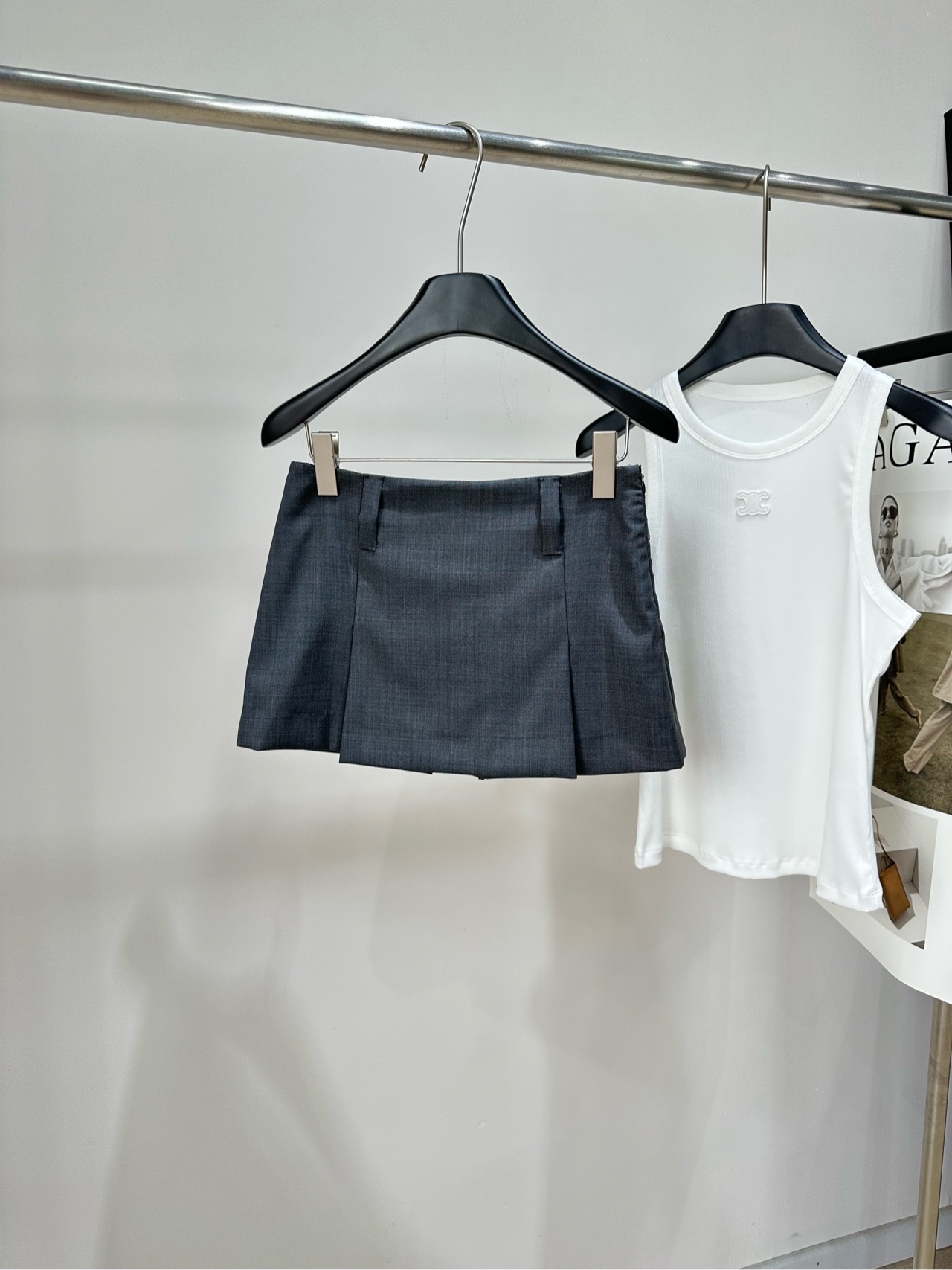 NO:884466,[M gray fine-grained patchwork pleated suit skirt] Fabric worsted wool Color gray Miu* mini wide pleated skirt, 26SS spring and summer new style!  Smooth lines and classic wardrobe elements define this mini skirt. Made of Miu Miu's signature material, goat hair. Combining soft texture and subtle sheen. Echoing the style code of menswear and adding a bold touch. Flat lay sizing with anti-revealing lining shorts. S waist 68, hips 94, skirt length 29. M waist 72, hips 98, skirt length 30. L waist 76, hips 102, skirt length 31.  There will be an error of 2 to 3cm due to manual measurement, which is within the normal range. Miumiu, skirts, shorts, business suits,19860909【M灰色细纹贴布压褶西装半裙】 面料精纺羊毛 颜色灰色 Miu*迷你宽褶半身裙,26SS春夏新款！ 流畅的线条和经典衣橱元素定义了这款迷你裙 采用Miu Miu标志性材质小山羊毛 结合柔软质感和微妙光泽 呼应男装定制的风格密码 并增添大胆气息 平铺尺码有防走光内衬短裤 S腰围68,臀围94,裙长29 M腰围72,臀围98,裙长30 L腰围76,臀围102,裙长31 手工测量会有2～3cm误差属于正常范围,,miumiu,skirts,shorts,business suit,,Women's clothing