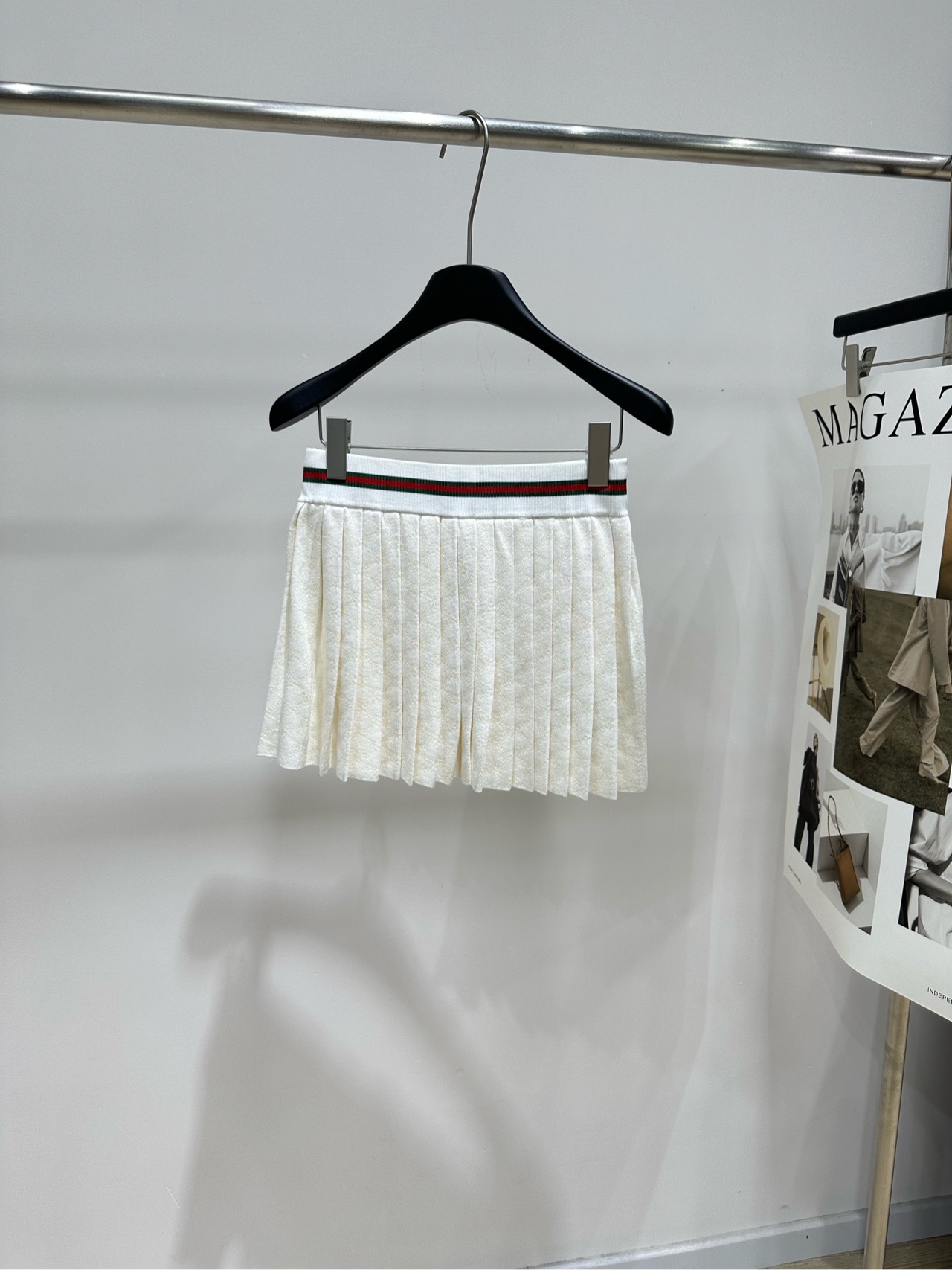 NO:884489,[GG white jacquard letter knitted pleated skirt] Fabric cotton + viscose fiber blend Color white Gucc* This white pleated skirt is made of soft knitted fabric, light and breathable, super comfortable to wear in summer!  High waist design + red and green webbing, full of retro college style, highly recognizable. The pleated skirt is flexible and elegant, showing longer legs and reducing age. It can be easily used for daily commuting, dating, and shopping. It goes well with T-shirts or sweaters. It is a practical and fashionable must-have item!  Flat size S waist 64 elastic, skirt length 34 M waist 68 elastic, skirt length 35 L waist 72 elastic, skirt length 36 There will be an error of 2 to 3cm in manual measurement, which is within the normal range, gucci, skirts, tees, t-shirts,19860909【GG白色提花字母针织百褶半裙】 面料棉+粘胶纤维混纺 颜色白色 Gucc*这款白色百褶裙 采用柔软针织面料,轻盈透气 夏天穿超舒服！ 高腰设计+红绿织带,复古学院风满满 辨识度超高 百褶裙摆灵动飘逸,显腿长又减龄 日常通勤、约会、逛街都能轻松驾驭 搭T恤或针织衫都很出彩 是实用又时髦的必备单品！ 平铺尺码 S腰围64弹力,裙长34 M腰围68弹力,裙长35 L腰围72弹力,裙长36 手工测量会有2～3cm误差属于正常范围,,gucci,skirts,tees，t-shirt,,Women's clothing
