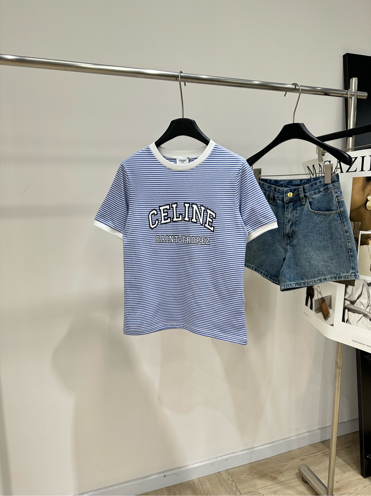 NO:885970,[ce blue and white striped letter printed round neck short-sleeved T] Fabric cotton Color blue and white striped CELIN* Saint-Tropez series striped T-shirt Blue and white sailor style design Brand letter embroidery on the chest is very recognizable Soft cotton fabric, comfortable and comfortable to wear in summer!  Loose fit, easy to match with denim shorts or casual pants. Suitable for daily outings and vacations ~ Flat size S Shoulder width 39, bust 88, length 57, sleeve length 22 M Shoulder width 40, bust 92, length 58, sleeve length 23 L Shoulder width 41, bust 96, length 59, sleeve length 24 There will be an error of 2 to 3cm due to manual measurement, which is normal,,celine,saint  laurent,shorts,T-shirt,tees,t-shirt,19860909【ce蓝白条纹字母印花圆领短袖T】 面料棉 颜色蓝白条纹 CELIN* Saint-Tropez系列条纹T恤 蓝白水手风设计 胸前品牌字母刺绣超有辨识度 柔软棉质面料,贴肤舒适,夏天穿超清爽！ 宽松版型,轻松搭配牛仔短裤或休闲裤 日常出街、度假都很适合～ 平铺尺码 S肩宽39,胸围88,衣长57,袖长22 M肩宽40,胸围92,衣长58,袖长23 L肩宽41,胸围96,衣长59,袖长24 手工测量会有2～3cm误差属于正常范围,,celine,saint laurent,shorts,T-shirt,tees，t-shirt,,Women's clothing