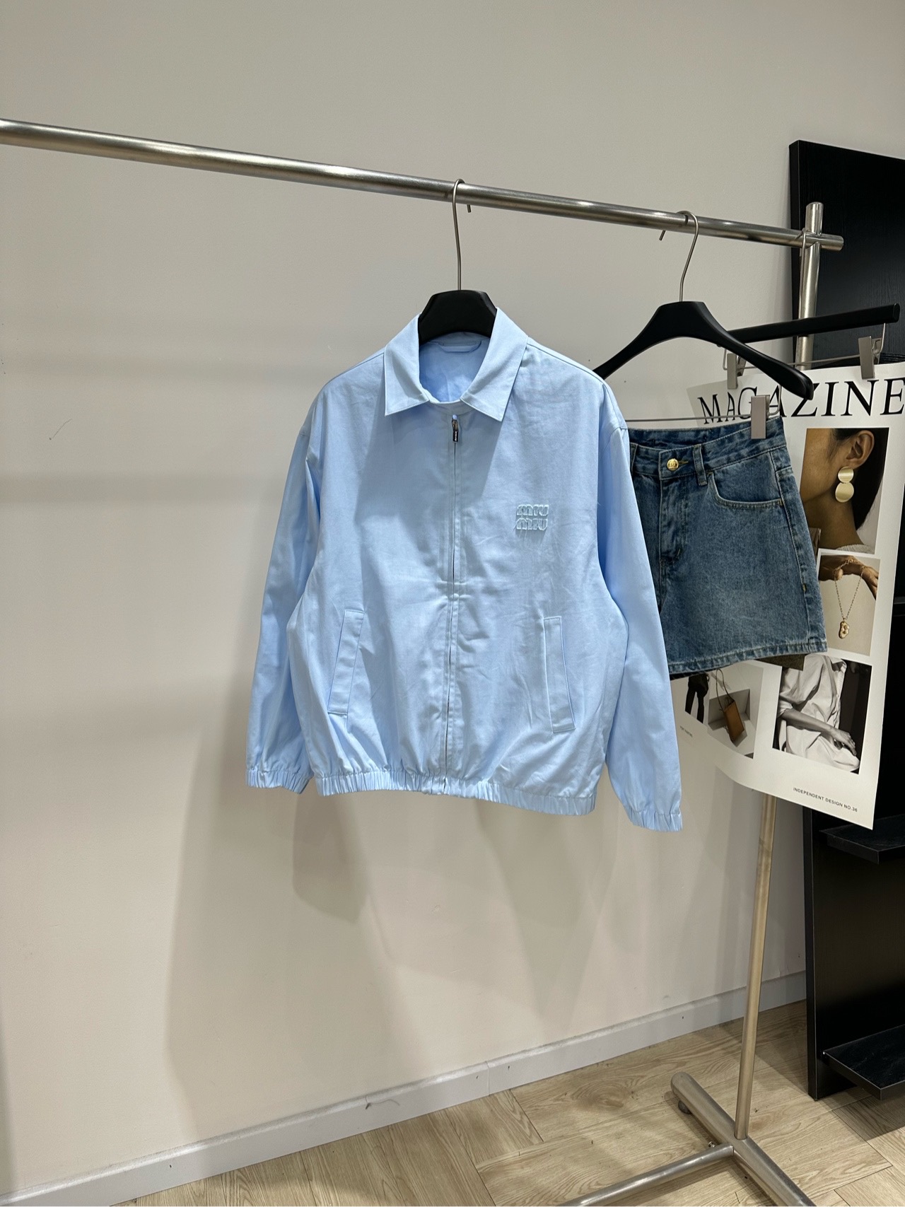NO:885886,[M light blue patch letter lapel zipper jacket] Fabric cotton, color light blue Miu* baby blue jacket, light and pure cotton material, soft and comfortable, perfect for spring and summer!  Loose fit + letter embroidery on the chest. Ribbed design on the cuffs and hem, perfect details. Smooth zipper, easy to put on and take off. The fresh blue color is super white. The Korean atmosphere is easy to achieve~ It can be worn for daily commuting and leisure. Pair it with light-colored bottoms to show your temperament. Small girls can also easily control it!  Flat size S shoulder width 51, chest 114, length 65, sleeve length 55 M shoulder width 52, chest 118, length 66, sleeve length 56 L shoulder width 53, chest 122, length 67, sleeve length 57 Manual measurement will have an error of 2 to 3cm, which is within the normal range,,miumiu,jackets & coats,jackets & coats,19860909【M浅蓝色贴布字母翻领拉链夹克】面料棉 颜色浅蓝 Miu*婴儿蓝外套,轻薄纯棉材质 柔软舒适,春夏穿超合适！ 宽松版型+胸前字母刺绣 袖口和下摆罗纹设计,细节满分 拉链顺滑,穿脱方便,清新蓝色超显白 韩系氛围感轻松拿捏～ 日常通勤、休闲都能穿 搭配浅色下装更显气质 小个子女生也能轻松驾驭哦！ 平铺尺码 S肩宽51,胸围114,衣长65,袖长55 M肩宽52,胸围118,衣长66,袖长56 L肩宽53,胸围122,衣长67,袖长57 手工测量会有2～3cm误差属于正常范围,,miumiu,jackets & coats,jackets & coats,,Women's clothing