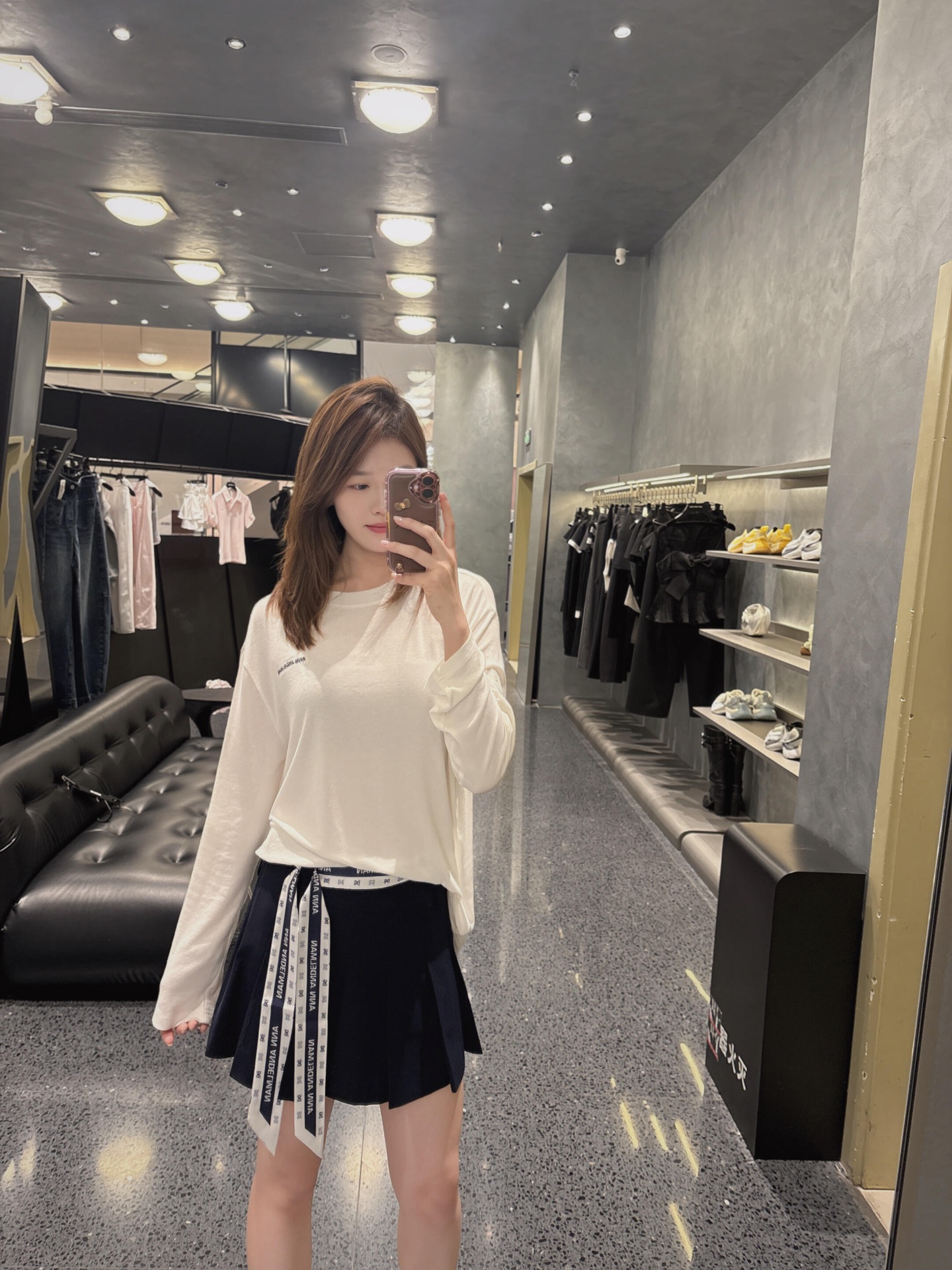NO:887210,High-waisted A-line silhouette, full of college style!  The silk scarf strap around the waist is printed with the brand logo, which is full of details.19860909高腰A字版型,学院风满满！ 腰间丝巾绑带印有品牌标识,细节感十足,,,Women's clothing