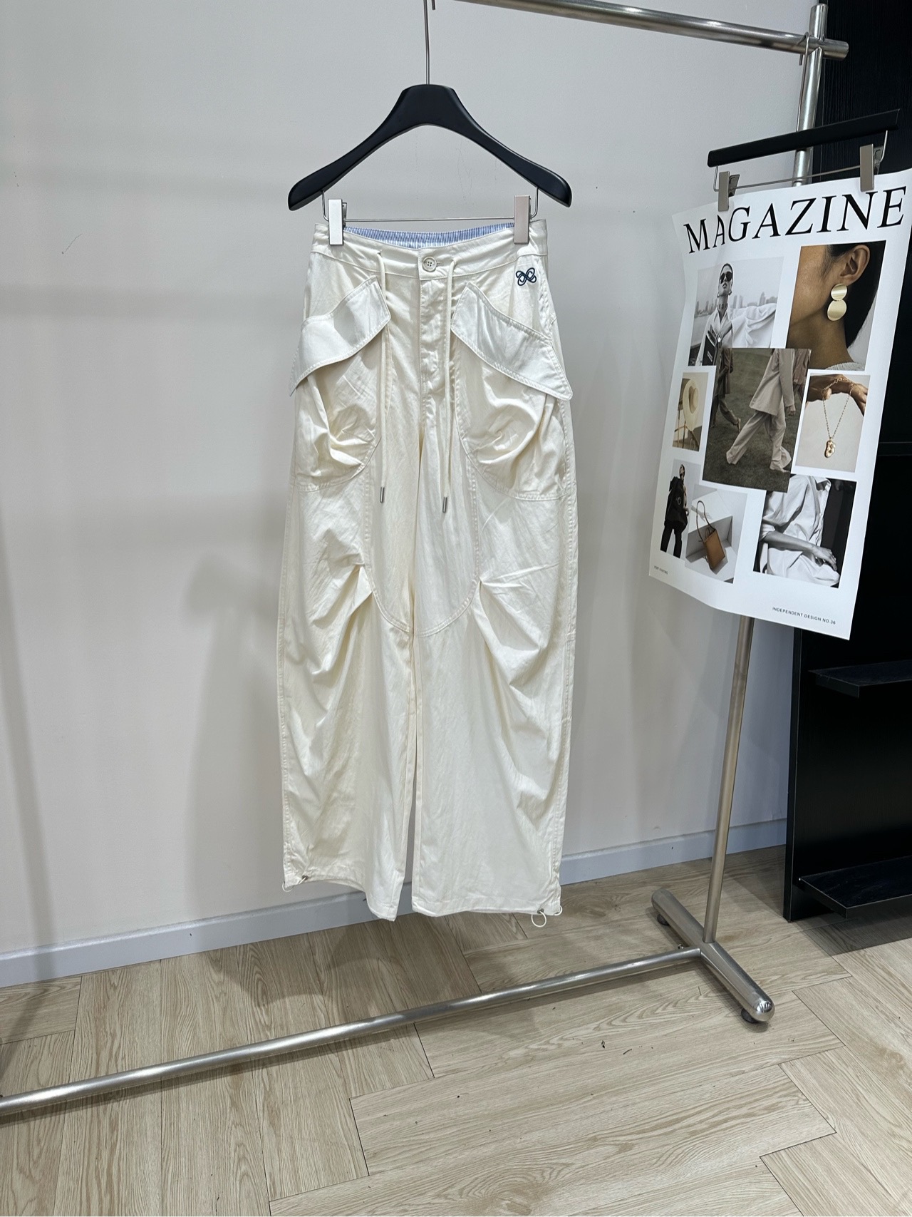 NO:887236,[Ann off-white drawstring work casual trousers] Fabric cotton Color off-white Ann Andelman's white work wide-leg pants are made of light and breathable fabric, perfect for summer!  The high-waisted drawstring design modifies the proportion of the thinnest part of the waist, showing right-angled shoulders and ant waist. The large pockets are super practical, and the loose version covers the hips and makes you slimmer. The pear-shaped figure is friendly!  It has a good drape and carries the wind when you walk. It can be easily worn in either sweet or casual style. It is a versatile item in summer!  Flat size S waist 68, hip 100, trouser length 111 M waist 72, hip 104, trouser length 112 L waist 76, hip 108, trouser length 113 There will be an error of 2~3cm in manual measurement, which is within the normal range.19860909【Ann米白色抽绳工装休闲长裤】 面料棉 颜色米白色 Ann Andelman这款白色工装阔腿裤 轻薄透气面料超适合夏天！ 高腰抽绳设计,腰部最细处修饰比例 显直角肩+蚂蚁腰 大口袋超实用,宽松版型遮胯显瘦 梨形身材友好！ 垂感好,走路带风 甜酷or休闲风都能轻松驾驭 是夏季百搭神器！ 平铺尺码 S腰围68,臀围100,裤长111 M腰围72,臀围104,裤长112 L腰围76,臀围108,裤长113 手工测量会有2~3cm误差属于正常范围,,,Women's clothing