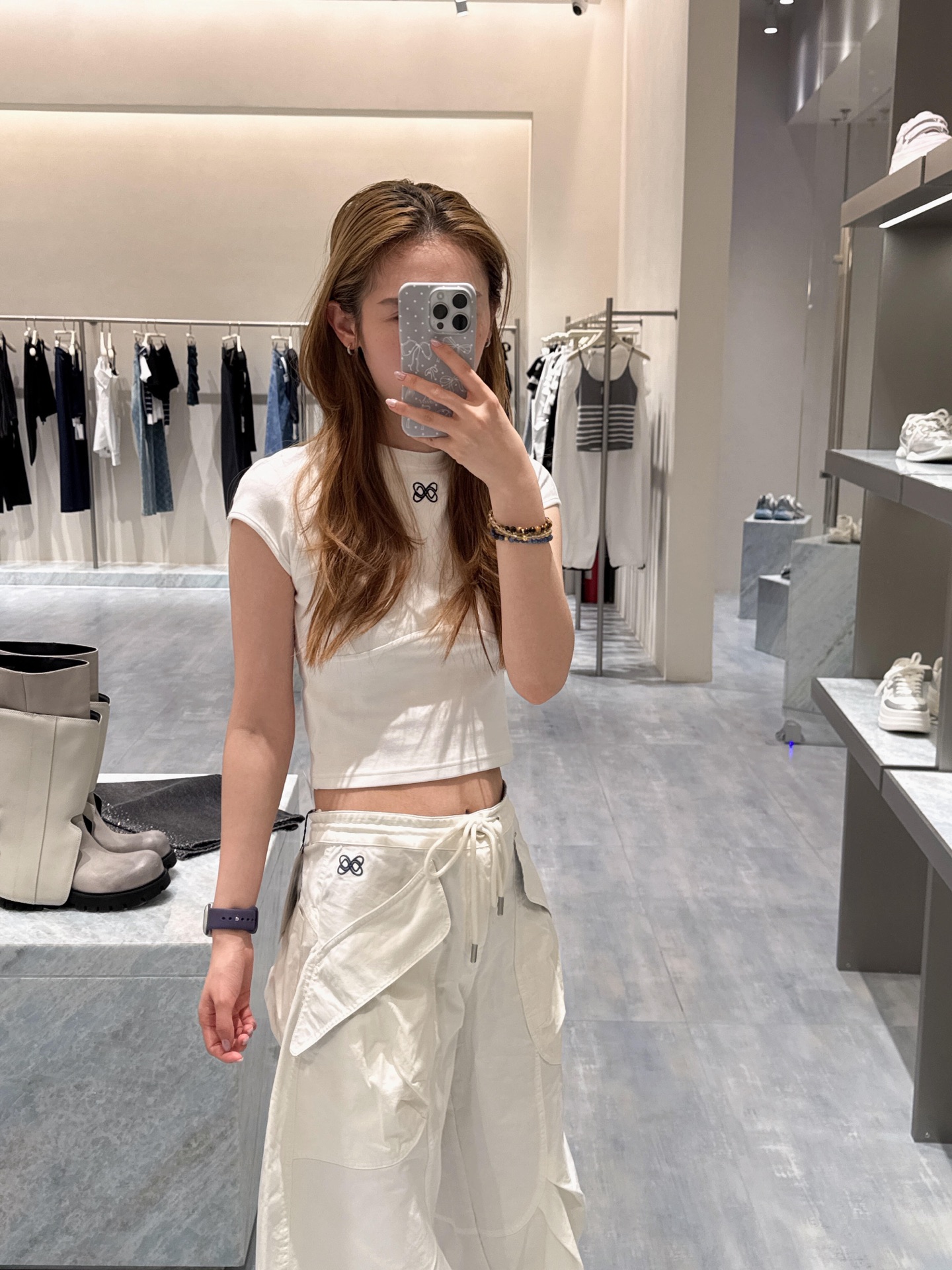 NO:887245,High-waisted drawstring design, the thinnest part of the waist is modified to show the proportion of right-angled shoulders + ant waist. The large pockets are super practical, and the loose version covers the hips and makes you look slimmer.19860909高腰抽绳设计,腰部最细处修饰比例 显直角肩+蚂蚁腰 大口袋超实用,宽松版型遮胯显瘦,,,Women's clothing