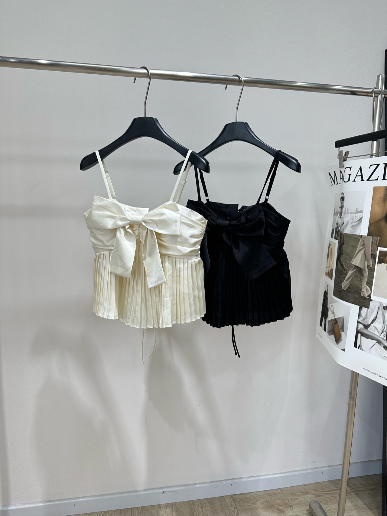 NO:887256,[Ann three-dimensional bow pleated suspender top] Fabric polyester fiber color beige, black ANN ANDELMAN's bow pleated suspender belt three-dimensional bow + pleated hem, French elegance and sweetness!  Light and thin polyester fiber, super breathable for summer. Adjustable shoulder straps, suitable for various body shapes. Pleated waist slimming, bow knot super design. Can be worn daily, on dates, and on vacation. Pair with jeans or skirts. Easily switch styles. It is a must-have and versatile item in your summer wardrobe!  Flat size S bust 86, waist 72, length 46 (shoulder straps adjustable) M bust 90, waist 76, length 47 (shoulders straps adjustable) L bust 94, waist 80, length 48 (shoulders straps adjustable) There will be an error of 2 to 3cm in manual measurement, which is within the normal range,,skirts,jeans,19860909【Ann立体蝴蝶结褶皱吊带上衣】 面料聚酯纤维 颜色米杏色、黑色 ANN ANDELMAN这款蝴蝶结百褶吊带 立体蝴蝶结+百褶下摆,法式优雅又甜美！ 轻薄聚酯纤维,夏天穿超透气 肩带可调节,适合各种身形 百褶收腰显瘦,蝴蝶结超有设计感 日常、约会、度假都能穿 搭配牛仔裤或半裙 轻松切换风格,是夏日衣橱必备百搭单品！ 平铺尺码 S胸围86,腰围72,衣长46（肩带可调节） M胸围90,腰围76,衣长47（肩带可调节） L胸围94,腰围80,衣长48（肩带可调节） 手工测量会有2～3cm误差属于正常范围,,skirts,jeans,,Women's clothing