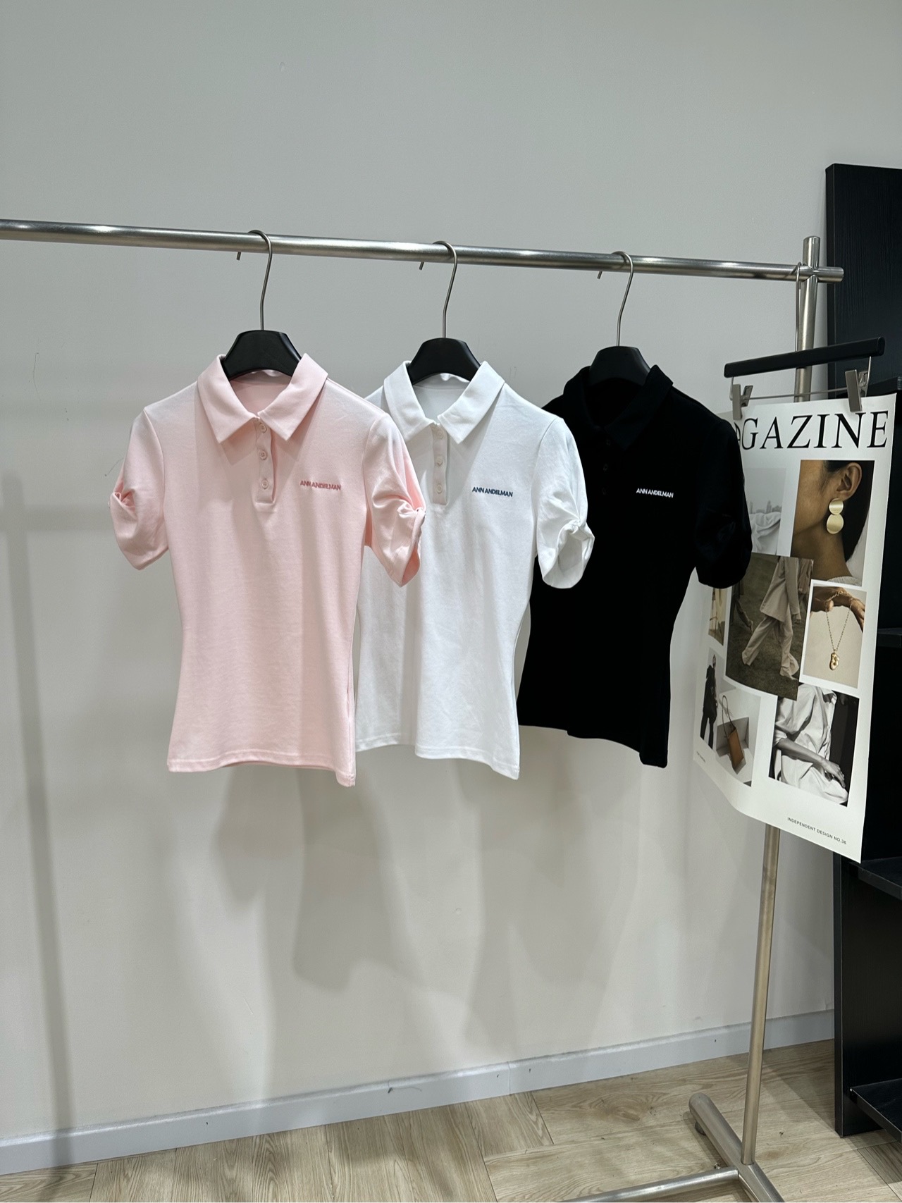 NO:887270,[Ann's three-color letter embroidery polo short-sleeved T] Fabric cotton + spandex Color pink, white, black ANN ANDELMAN's light pink Polo shirt Classic lapel + shoulder short sleeve design Slim cut to show off your figure!  Exquisite embroidery on the chest, perfect details. The fabric is breathable and skin-friendly, super comfortable to wear in summer. Pair it with jeans or a pleated skirt. You can easily get Korean sweet or preppy style. It is suitable for daily outings and dates. It is age-reducing and versatile. It is a must-have item for summer wardrobe!  Flat size S shoulder width 37, bust 82 stretch, length 58, sleeve length 20 M shoulder width 38, chest 86 stretch, length 59, sleeve length 21 L shoulder width 39, bust 90 stretch, length 60, sleeve length 22 Manual measurement will have an error of 2~3cm, which is within the normal range, skirts, jeans, T-shirts,19860909【Ann三色字母刺绣polo短袖T】 面料棉+氨纶 颜色粉色、白色、黑色 ANN ANDELMAN这款浅粉色Polo衫 经典翻领+正肩短袖设计 修身剪裁超显身材！胸口精致刺绣,细节满分 面料透气亲肤,夏天穿超舒服 搭配牛仔裤或百褶裙 轻松get韩系甜美or学院风 日常出街、约会都很适合 减龄又百搭,是夏季衣橱必备单品！ 平铺尺码 S肩宽37,胸围82弹力,衣长58,袖长20 M肩宽38,胸围86弹力,衣长59,袖长21 L肩宽39,胸围90弹力,衣长60,袖长22 手工测量会有2~3cm误差属于正常范围,,skirts,jeans,T-shirt,,Women's clothing