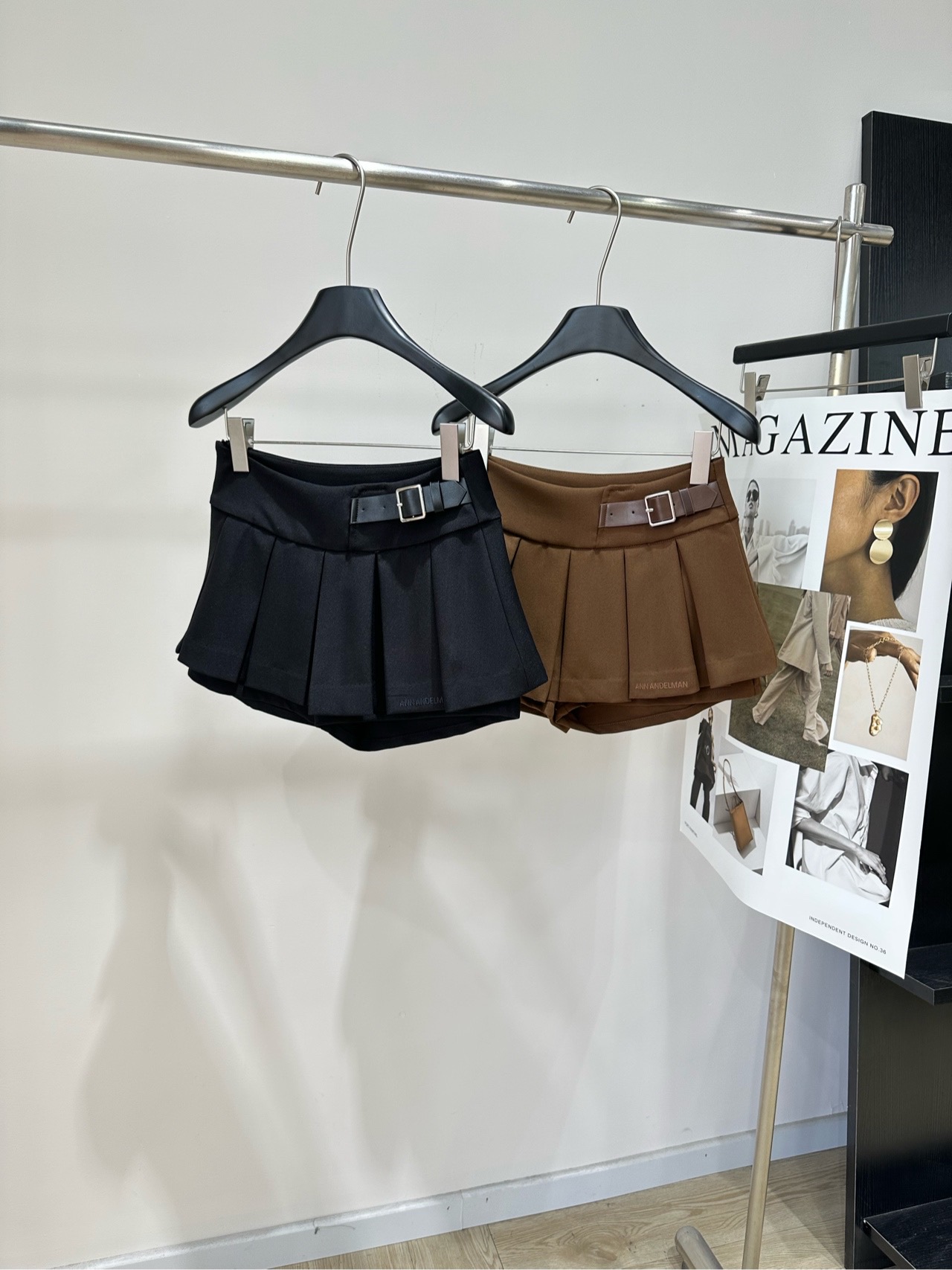 NO:888244,[Ann's two-color leather buckle pleated suit skirt pants] Fabric polyester fiber + viscose fiber Color black, brown Ann's high-waisted pleated skirt, college style + hot girl style A-line version is super slim, pleated design is full of layers Black belt with metal buckle at the waist modifies the waistline and enhances the look The fabric is light and breathable, super comfortable to wear in summer The anti-exposure design is more secure!  Pair it with a vest, suspender belt or shirt. You can switch between sweet and cool or college style at will. It is perfect for daily outings, parties and taking photos. Flat size S waist 68, hip 94, skirt length 28 M waist 72, hip 98, skirt length 29 L waist 76, hip 102, skirt length 30. There will be an error of 2 to 3cm in manual measurement, which is within the normal range, skirts, shirts, business suit,19860909【Ann双色皮扣压褶皱西装短裙裤】 面料聚酯纤维+粘纤 颜色黑色、棕色 Ann这款高腰百褶短裙,学院风+辣妹风 A字版型超显瘦,百褶设计层次感满满 腰部金属扣黑色腰带,修饰腰线又提升造型感 面料轻薄透气,夏天穿超舒服 防走光设计更安心！ 搭配背心、吊带或衬衫 甜酷or学院风随心切换 日常出街、聚会、拍照都很出片 平铺尺码 S腰围68,臀围94,裙长28 M腰围72,臀围98,裙长29 L腰围76,臀围102,裙长30 手工测量会有2～3cm误差属于正常范围,,skirts,shirts,business suit,,Women's clothing