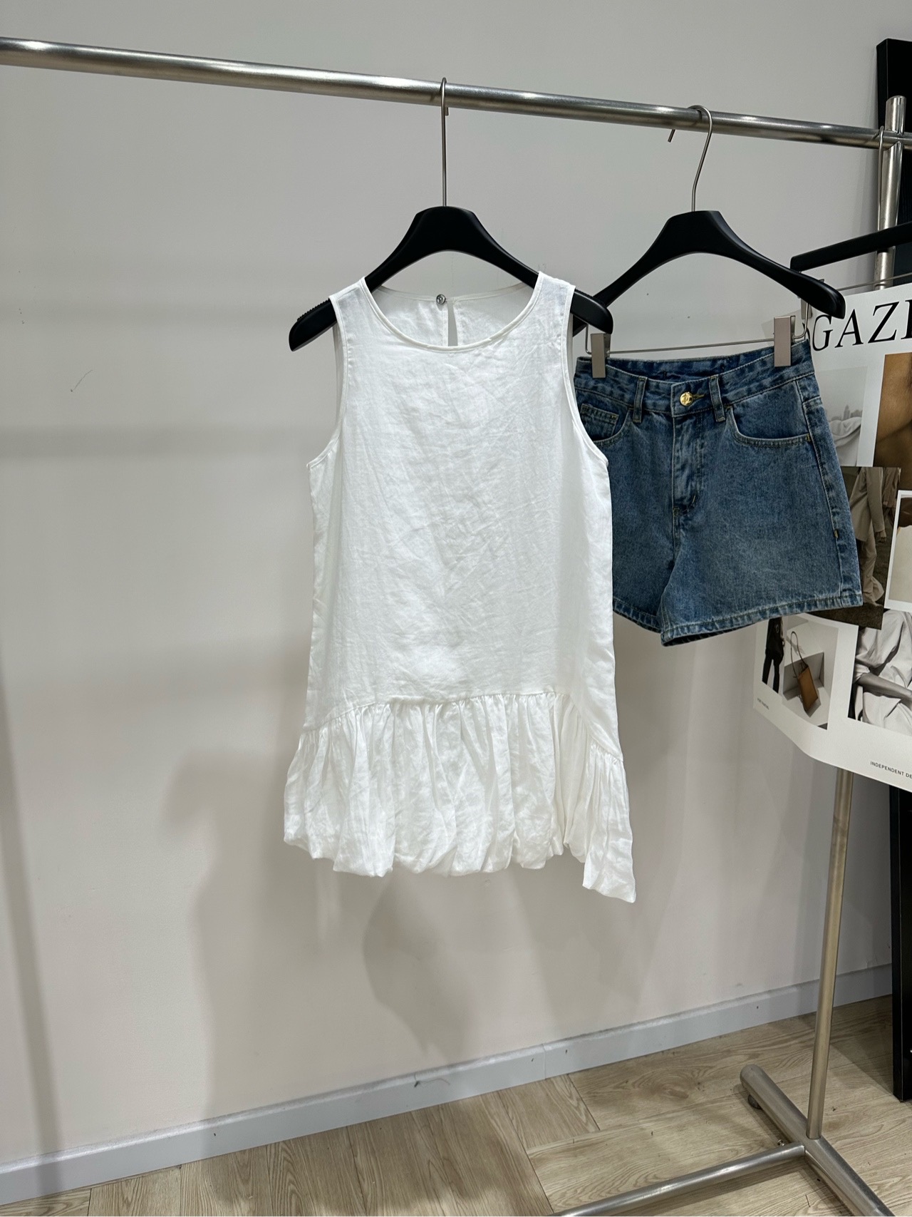 NO:889958,[Niche white ramie sleeveless flower vest dress] Fabric ramie Color white White ramie dress, made of natural material, light and breathable, super comfortable to wear in summer!  Sleeveless vest + bud skirt design is simple and elegant, full of Korean style looseness. The loose version is slim and comfortable. It can be easily used for commuting, vacation and daily life. Linen has its own texture. It has a full sense of drape. Pair it with a straw bag or sandals. It has a fresh and natural atmosphere. Flat size S shoulder width 32, bust 92, skirt length 76 M shoulder width 33, bust 96, skirt length 77  L shoulder width 34, bust 100, skirt length 78. Manual measurement will have an error of 2 to 3cm, which is within the normal range, sandals, espadrilles, skirts,19860909【小众白色苎麻无袖花苞背心裙】 面料苎麻 颜色白色 白色苎麻连衣裙,采用天然材质 轻盈透气,夏天穿超舒服！ 无袖背心+花苞裙摆设计 简约又优雅,韩系松弛感满满 宽松版型显瘦又自在 通勤、度假、日常都能轻松驾驭 亚麻自带肌理感 垂坠感十足,搭配草编包或凉鞋 清新自然氛围感直接拉满 平铺尺码 S肩宽32,胸围92,裙长76 M肩宽33,胸围96,裙长77 L肩宽34,胸围100,裙长78 手工测量会有2～3cm误差属于正常范围,,sandals,espadrilles,skirts,,Women's clothing