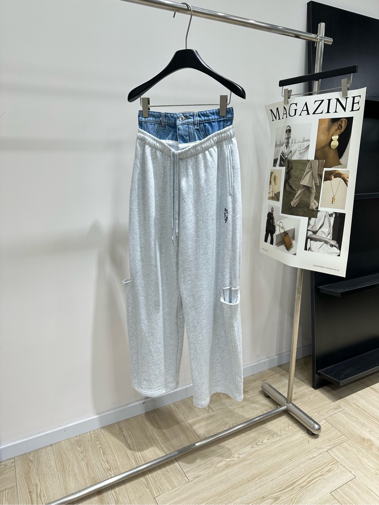 NO:890805,[Dawang light gray spliced ​​ripped casual sweatpants] Fabric cotton Color light gray Alexanderwang's gray spliced ​​sweatpants are made of soft cotton fabric, comfortable and breathable to wear. They are suitable for daily outings or at home. High-waist design + blue denim splicing, full of layers, fashionable and practical. Straight-leg loose version, super friendly to the body. Small hole details on the side are very personalized!  Pair it with sweatshirts, sweaters or platform shoes. Easily get lazy hot girl style or casual style. A must-have item for autumn and winter. Flat size S waist 68, hip 118, trouser length 108 M waist 72, hip 122, trouser length 109 L waist 76, hip 126, trouser length 110. There will be an error of 2 to 3cm due to manual measurement, which is normal, alexander  wang,hoodie,sweatshirts,sweaters,19860909【大王浅灰色拼接破洞休闲卫长裤】 面料棉 颜色浅灰色 alexanderwang这款灰色拼接卫裤 采用柔软棉质面料,穿着舒适透气 日常出街或居家都很合适 高腰设计+蓝色牛仔拼接,层次感满满 时尚又实用 直筒宽松版型,对身材超友好 侧边小破洞细节超有个性！ 搭配卫衣、毛衣或厚底鞋 轻松get慵懒辣妹风or休闲风 秋冬季节必备单品 平铺尺码 S腰围68,臀围118,裤长108 M腰围72,臀围122,裤长109 L腰围76,臀围126,裤长110 手工测量会有2～3cm误差属于正常范围,,alexander wang,hoodie,sweatshirts,sweaters,,Women's clothing