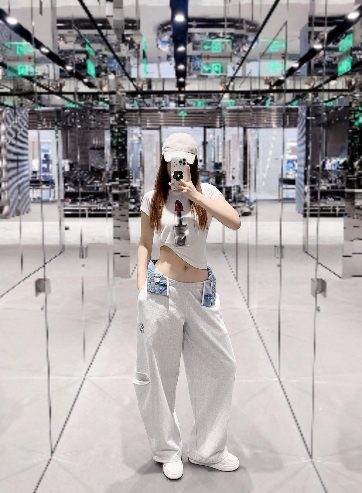NO:890810,Made of soft cotton fabric, it is comfortable and breathable to wear. It is suitable for daily outings or at home. High-waist design + blue denim splicing, full of layers, fashionable and practical.19860909采用柔软棉质面料,穿着舒适透气 日常出街或居家都很合适 高腰设计+蓝色牛仔拼接,层次感满满 时尚又实用,,,Women's clothing