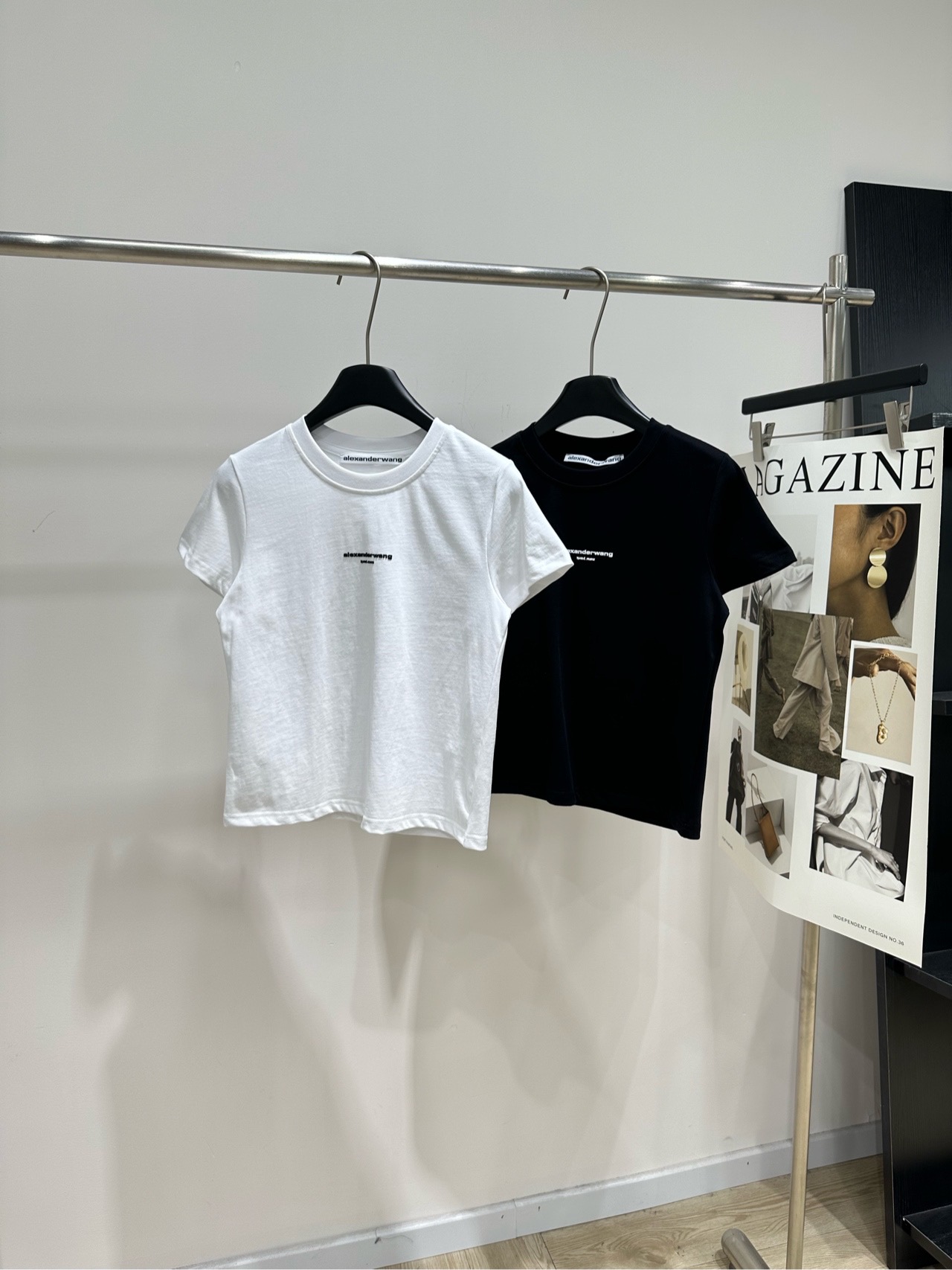 NO:890815,[Alexanderwang black and white three-dimensional small letters right shoulder short-sleeved T] The fabric is 100% cotton and the colors are white and black. The alexanderwang black and white three-dimensional small letters short-sleeved T. The small letters embroidered on the chest are super recognizable, low-key and fashionable!  High-quality pure cotton fabric, soft and breathable, super comfortable to wear in summer~ Straight shoulder cut + round neck design, simple and versatile, looks good with any combination!  Minimalist style, easy to control for commuting and leisure. It is a basic wardrobe essential. Flat size S shoulder width 35, bust 86, length 51, sleeve length 16 M shoulder width 36, chest 90, length 52, sleeve length 17 L shoulder width 37, chest 94, length 53, sleeve length 18. There will be an error of 2 to 3cm in manual measurement, which is within the normal range,, alexander wang, T-shirt,19860909【大王黑白立体小字母正肩短袖T】 面料全棉 颜色白色、黑色 alexanderwang黑白立体小字母短袖T 胸前小字母刺绣超有辨识度,低调又时髦！ 高品质纯棉面料,柔软透气 夏天穿超舒服～ 正肩剪裁+圆领设计 简约百搭,怎么搭都好看！ 极简风格,通勤休闲都能轻松驾驭 是衣橱必备基础款 平铺尺码 S肩宽35,胸围86,衣长51,袖长16 M肩宽36,胸围90,衣长52,袖长17 L肩宽37,胸围94,衣长53,袖长18 手工测量会有2～3cm误差属于正常范围,,alexander wang,T-shirt,,Women's clothing
