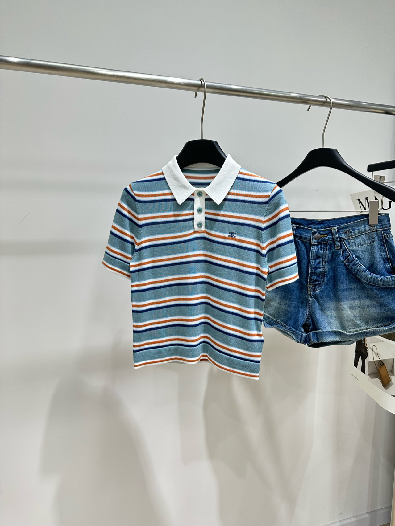 NO:890836,[ce blue orange and white striped polo knitted short-sleeved] Fabric selected cotton Color blue orange and white striped CELINE 26SS series striped short-sleeved POLO top Original customization!  Blue, orange and white contrasting design, full of freshness and vitality!  Customized cotton material, soft and skin-friendly, super comfortable to wear in summer. Classic lapel + Triomphe embroidery on the chest. Low-key and recognizable. Short cut to modify the waistline. Pair with high-waisted jeans or shorts. Easily get American retro style. Suitable for commuting and shopping, age-reducing and fashionable!  Flat size S shoulder width 35, bust 80 elastic, length 50, sleeve length 23 M shoulder width 36, chest 84 stretch, length 51, sleeve length 24 L shoulder width 37, chest 88 stretch, length 52, sleeve length 25 Manual measurement will have an error of 2 to 3cm, which is within the normal range,,celine,shorts,jeans,T-shirt,19860909【ce蓝橙白条纹polo针织短袖】 面料精选棉 颜色蓝橙白条纹 CELINE 26SS系列条纹短袖POLO上衣 原版定制！蓝橙白撞色设计,清新活力满满！ 定制棉料,柔软亲肤,夏天穿超舒服 经典翻领+胸前Triomphe刺绣 低调又有辨识度 短款剪裁修饰腰线,搭配高腰牛仔裤或短裤 轻松get美式复古风 通勤逛街都很适合,减龄又时髦！ 平铺尺码 S肩宽35,胸围80弹力,衣长50,袖长23 M肩宽36,胸围84弹力,衣长51,袖长24 L肩宽37,胸围88弹力,衣长52,袖长25 手工测量会有2～3cm误差属于正常范围,,celine,shorts,jeans,T-shirt,,Women's clothing