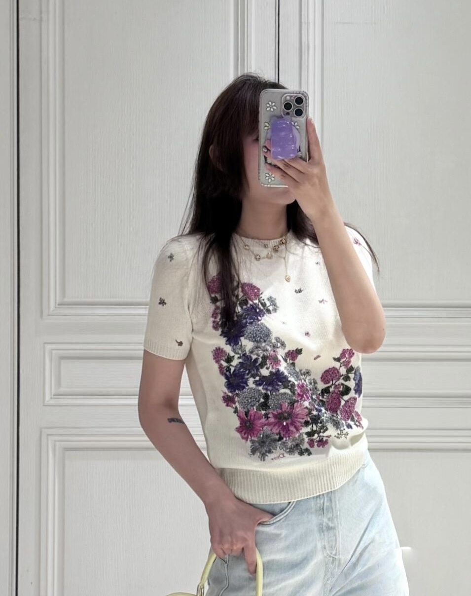 NO:890848,Made of soft material, super comfortable to wear in summer!  Purple pink flower embroidery + green leaves on the front, exquisite details, full of brand sense, simple and elegant round neck design, refreshing short sleeves, T-shirt,19860909采用柔软材质,夏天穿超舒服！ 正面紫粉花卉刺绣+绿色叶片 细节精致,品牌感满满 圆领设计简约大方,短袖清爽,,T-shirt,,Women's clothing