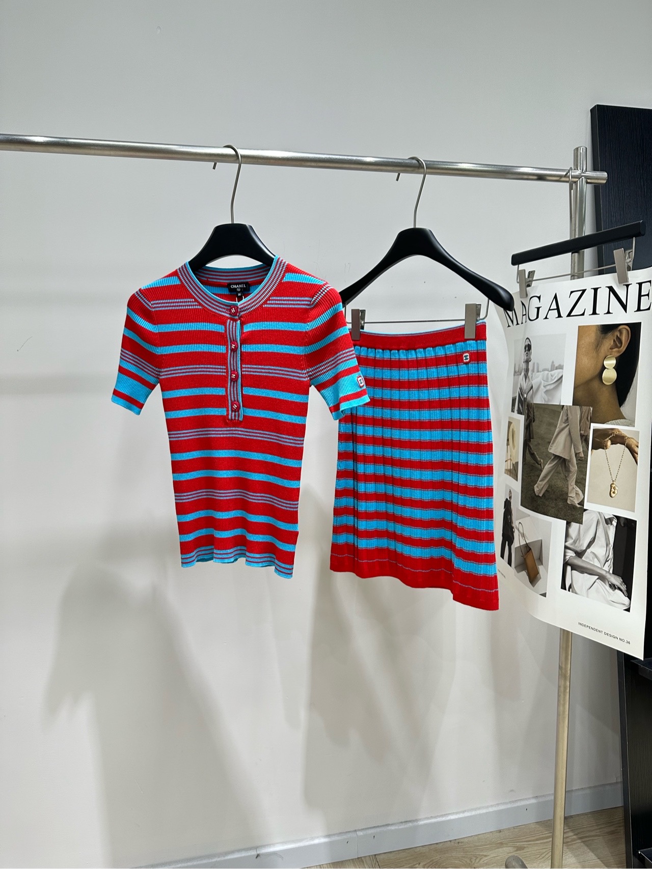 NO:890854,Short-sleeved p skirt [Xiaoxiang red and blue striped knitted short-sleeved + mid-length skirt] Fabric wool blend Color red and blue striped Chanel 26M Coco Beach series Red and blue striped knitted top + skirt Full of summer island vacation style!  Red and blue contrasting colors + pinstripes, retro and energetic. Knitted fabric is soft and breathable, super comfortable to wear in summer. Slim fit + small button design. Full of details, looks great with jeans or white shorts. Easily get a casual holiday style!  The marine elements of the Coco Beach series are very recognizable. It can be worn on vacation and everyday, fashionable and practical. Short-sleeved flat size S Shoulder width 32, bust 58 stretch, length 51, sleeve length 21 M Shoulder width 33, bust 62 stretch, length 52, sleeve length 22 L Shoulder width 34, bust 66 stretch, length 53, sleeve length 23 Skirt lay size  S waist 56 elastic, hip 78 elastic, skirt length 49 M waist 60 elastic, hip 82 elastic, skirt length 50 L waist 64 elastic, hip 86 elastic, skirt length 51 There will be an error of 2 to 3cm in manual measurement, which is within the normal range, chanel, skirts, shorts, jeans, T-shirt,19860909短袖 p半裙【小香红蓝条纹针织短袖+中长半裙】 面料羊毛混纺 颜色红蓝条纹 Chanel 26M Coco Beach系列 红蓝条纹针织上衣+半裙 夏日海岛度假风满满！ 红蓝撞色+细条纹,复古又活力 针织面料柔软透气,夏天穿超舒服 修身版型+小纽扣设计 细节感十足,搭牛仔裤或白色短裤都很出彩 轻松get休闲度假风！ Coco Beach系列海洋元素超有辨识度 度假日常都能穿,时髦又实用 短袖平铺尺码 S肩宽32,胸围58弹力,衣长51,袖长21 M肩宽33,胸围62弹力,衣长52,袖长22 L肩宽34,胸围66弹力,衣长53,袖长23 半裙平铺尺码 S腰围56弹力,臀围78弹力,裙长49 M腰围60弹力,臀围82弹力,裙长50 L腰围64弹力,臀围86弹力,裙长51 手工测量会有2～3cm误差属于正常范围,,chanel,skirts,shorts,jeans,T-shirt,,Women's clothing