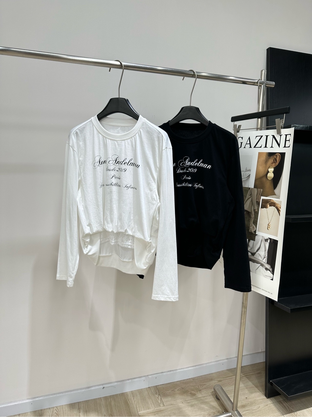 NO:890837,[Ann lace spliced ​​letter printed long-sleeved T] Fabric cotton + lace Color white, black ANN ANDELMAN 2026 spring and summer new round neck long-sleeved T-shirt, hem spliced ​​lace Full layering, soft cotton fabric, comfortable and breathable to wear, perfect for spring and summer!  The brand letters printed on the chest are simple and detailed. The short design can be worn with high-waisted pants or skirts to easily create a Korean relaxed style~ It can be easily used for daily leisure and travel, practical and fashionable!  Flat size S shoulder width 49, bust 108, length 60, sleeve length 58 M shoulder width 50, chest 112, length 61, sleeve length 59 L shoulder width 51, chest 116, length 62, sleeve length 60 Manual measurement will have an error of 2 to 3cm, which is within the normal range, skirts, tees, t-shirts,19860909【Ann蕾丝拼接字母印花长袖T】 面料棉+蕾丝 颜色白色、黑色 ANN ANDELMAN 2026春夏新款 圆领长袖T恤,下摆拼接蕾丝 层次感满满,柔软棉质面料 穿着舒适透气,春夏季节超适合！ 胸前品牌字母印花,简约又有细节感 短款设计,搭高腰裤或裙装 轻松打造韩系松弛风～ 日常休闲、出游都能轻松驾驭,实用又时髦！ 平铺尺码 S肩宽49,胸围108,衣长60,袖长58 M肩宽50,胸围112,衣长61,袖长59 L肩宽51,胸围116,衣长62,袖长60 手工测量会有2～3cm误差属于正常范围,,skirts,tees，t-shirt,,Women's clothing